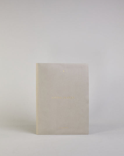 Hellgraues PU-Notizbuch mit zarter goldener Aufschrift "Going Places" auf der Vorderseite. Innen ist das System aus Kraftpapier und es können drei Hefte und ein Block flexibel eingehängt und immer wieder ausgetauscht werden. #6