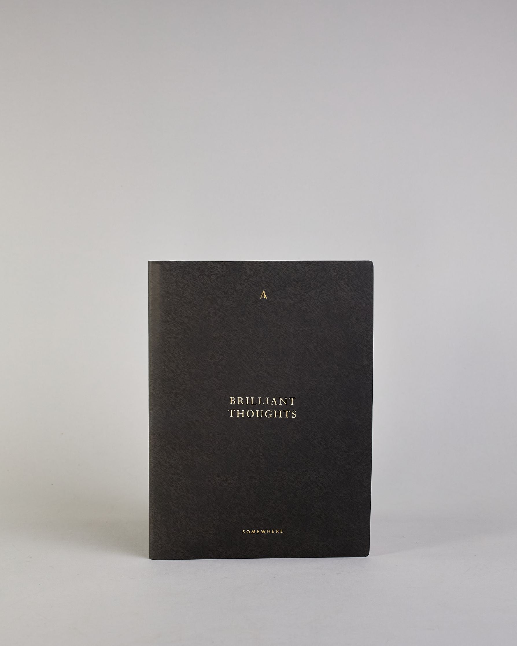 Dunkelgraue PU-Notizbuch mit zarter goldener Aufschrift "Brilliant Thoughts" auf der Vorderseite. Innen ist das System aus Kraftpapier und es können drei Hefte und ein Block flexibel eingehängt und immer wieder ausgetauscht werden. #1