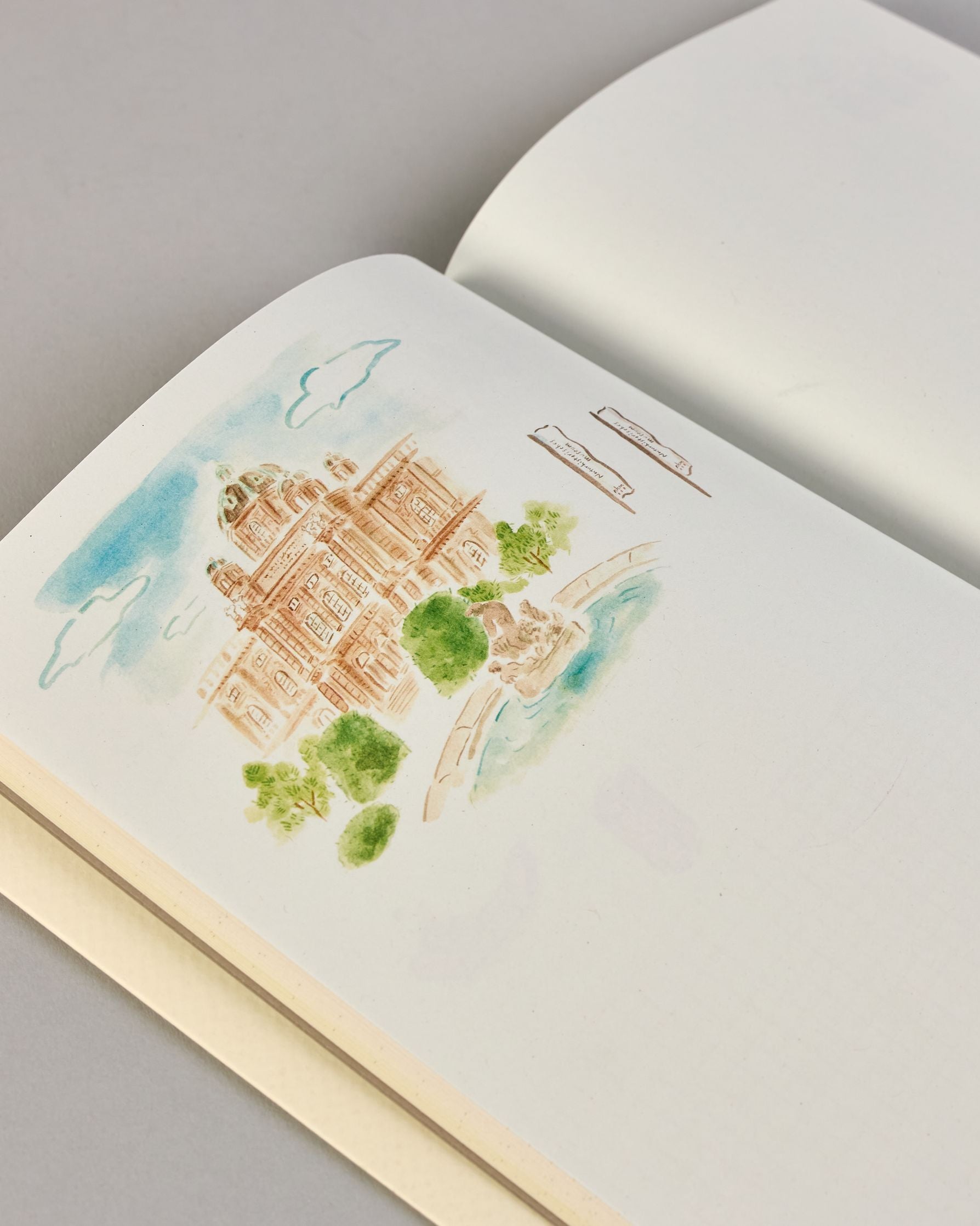 Notizbuch mit cremefarbenem Einband, darauf eine zarte Illustration der Wiener Staatsoper mit vorbeifahrender Straßenbahn und kleinen Figuren im Vordergrund. Titel: ‚Vienna – le journal de l’après-midi. Innen ist jede Seite individuell illustriert. #5