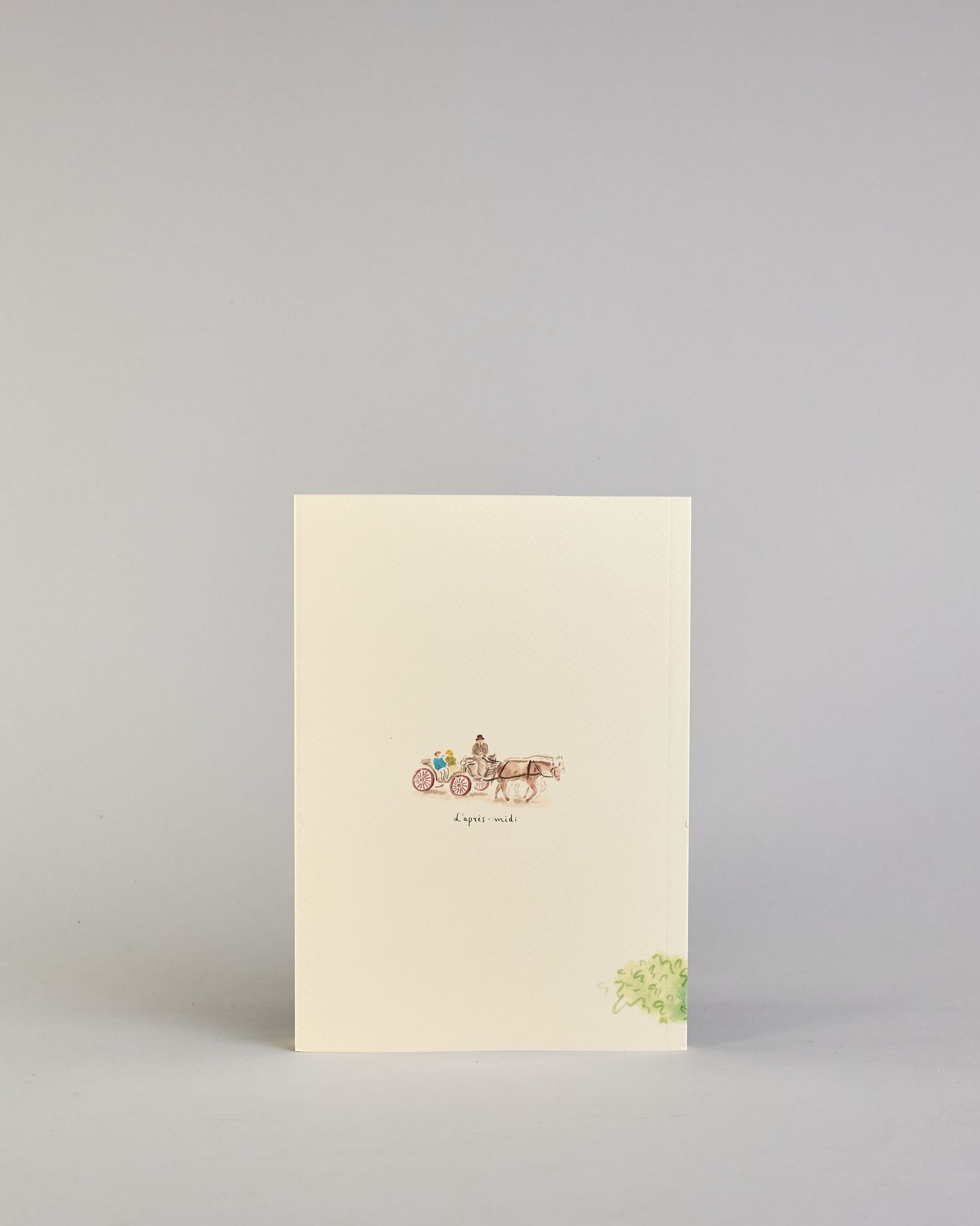 Notizbuch mit cremefarbenem Einband, darauf eine zarte Illustration der Wiener Staatsoper mit vorbeifahrender Straßenbahn und kleinen Figuren im Vordergrund. Titel: ‚Vienna – le journal de l’après-midi. Innen ist jede Seite individuell illustriert. #9