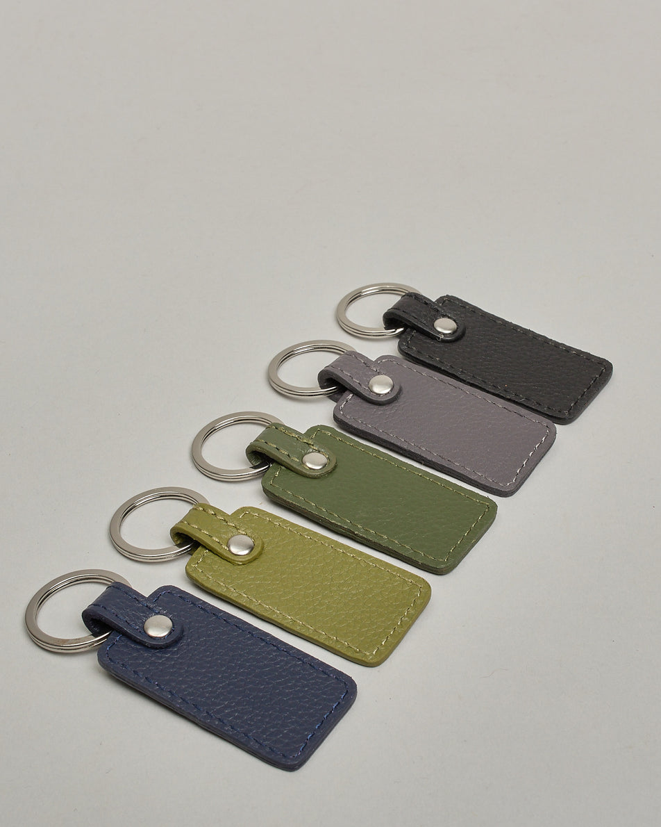 Schlüsselanhänger in Rechteckiger Form aus echtem Rindsleder. Das Leder ist grün, der Ring mit dem man das Lederaccessoire an dem Schlüssel befestigen kann ist silber. Auf der Rückseite ist die das Logo "Herzilein Wien" eingeprägt. Die Vorderseite kann personalisiert werden