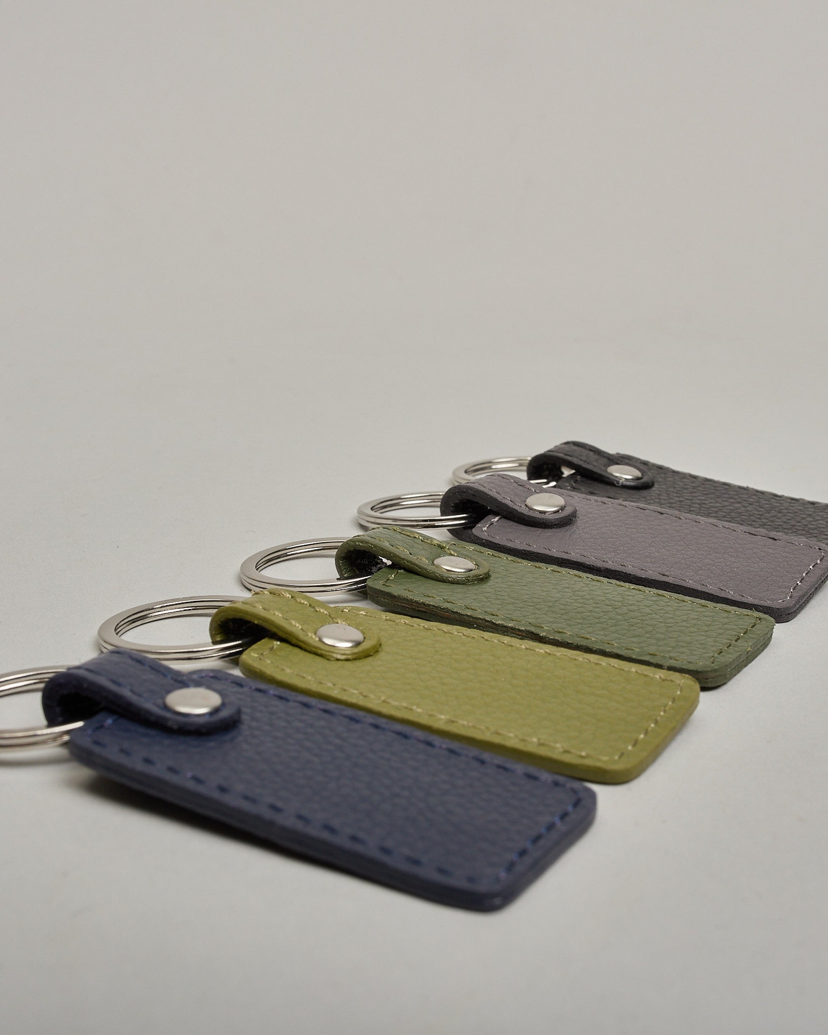 Schlüsselanhänger in Rechteckiger Form aus echtem Rindsleder. Das Leder ist grün, der Ring mit dem man das Lederaccessoire an dem Schlüssel befestigen kann ist silber. Auf der Rückseite ist die das Logo "Herzilein Wien" eingeprägt. Die Vorderseite kann personalisiert werden