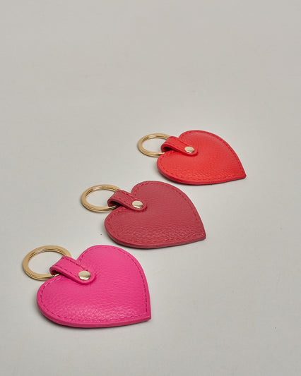 Schlüsselanhänger in Herzform aus echtem Rindsleder. Das Leder ist rot, der Ring mit dem man das Lederaccessoire an dem Schlüssel befestigen kann ist gold. Auf der Rückseite ist die das Logo "Herzilein Wien" eingeprägt. Die Vorderseite kann personalisiert werden #1