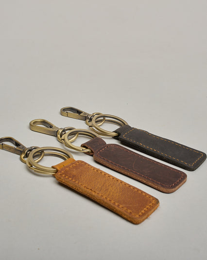 Schlüsselanhänger in Rechteckiger Form aus echtem Rindsleder. Das Leder ist hellbraun, der Ring mit dem man das Lederaccessoire an dem Schlüssel befestigen kann ist antik.