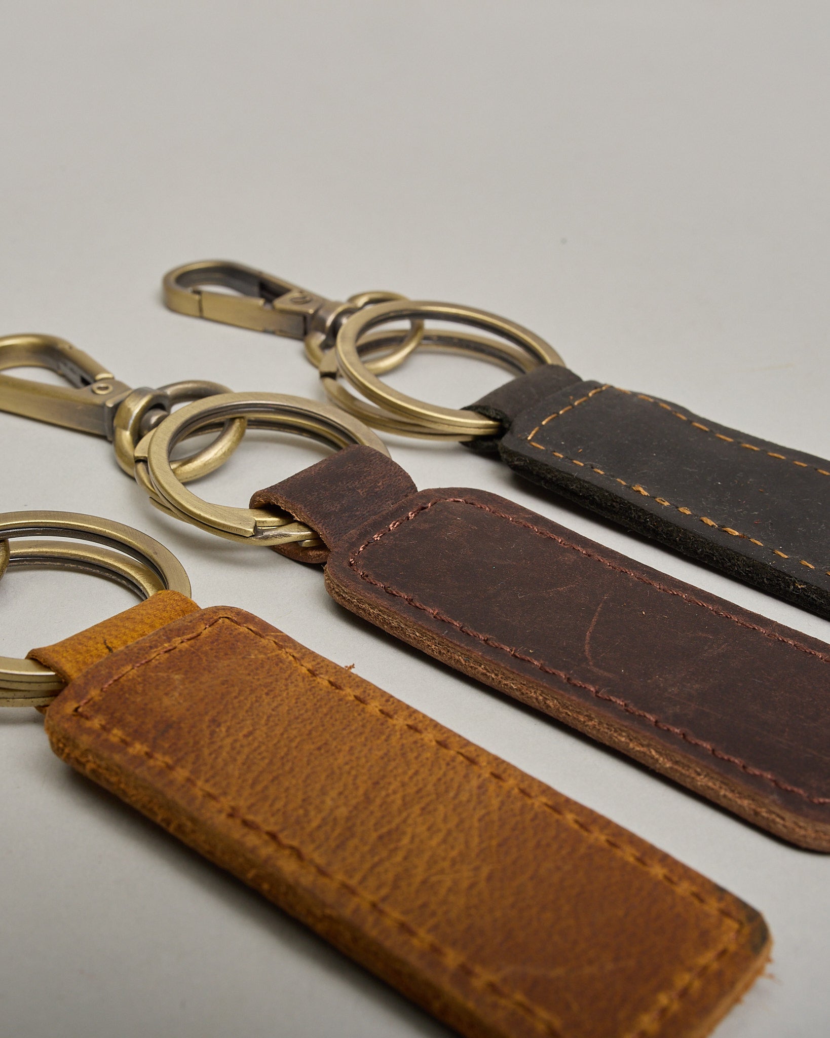 Schlüsselanhänger in Rechteckiger Form aus echtem Rindsleder. Das Leder ist hellbraun, der Ring mit dem man das Lederaccessoire an dem Schlüssel befestigen kann ist antik.