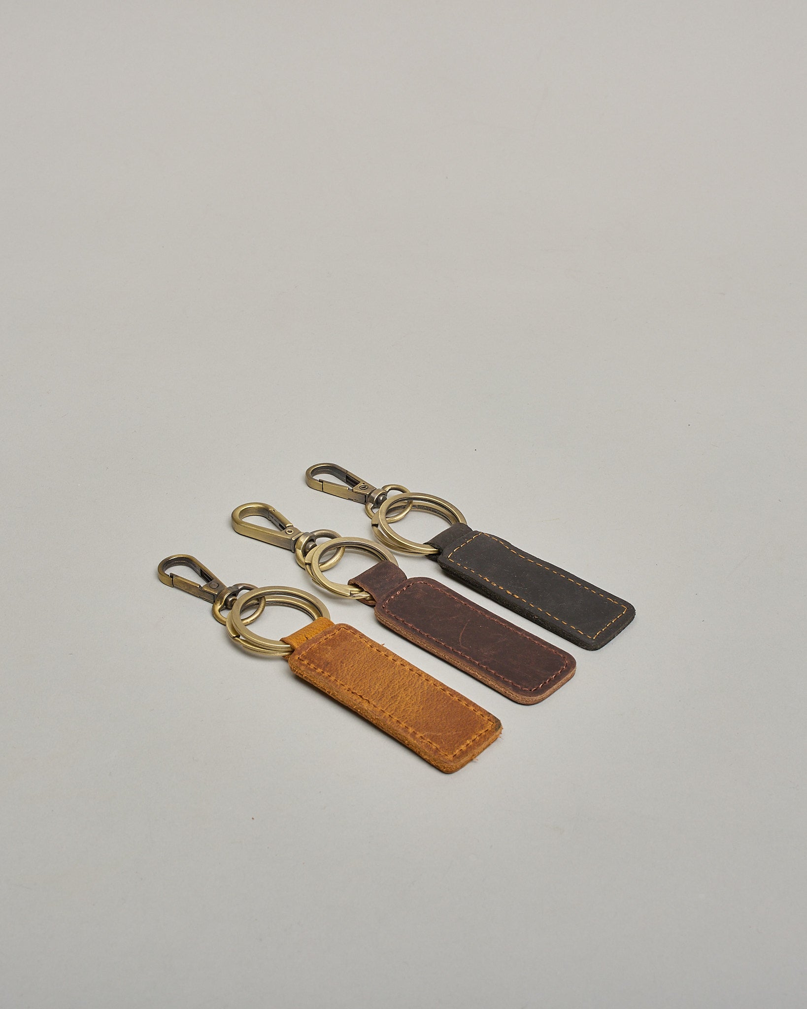 Schlüsselanhänger in Rechteckiger Form aus echtem Rindsleder. Das Leder ist hellbraun, der Ring mit dem man das Lederaccessoire an dem Schlüssel befestigen kann ist antik.