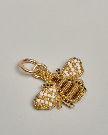 Schlüsselanhänger mit handgemachter Perlenstickerei in Form einer Biene. Die Perlenfarben sind beige, braun, weiß und schwarz. #1