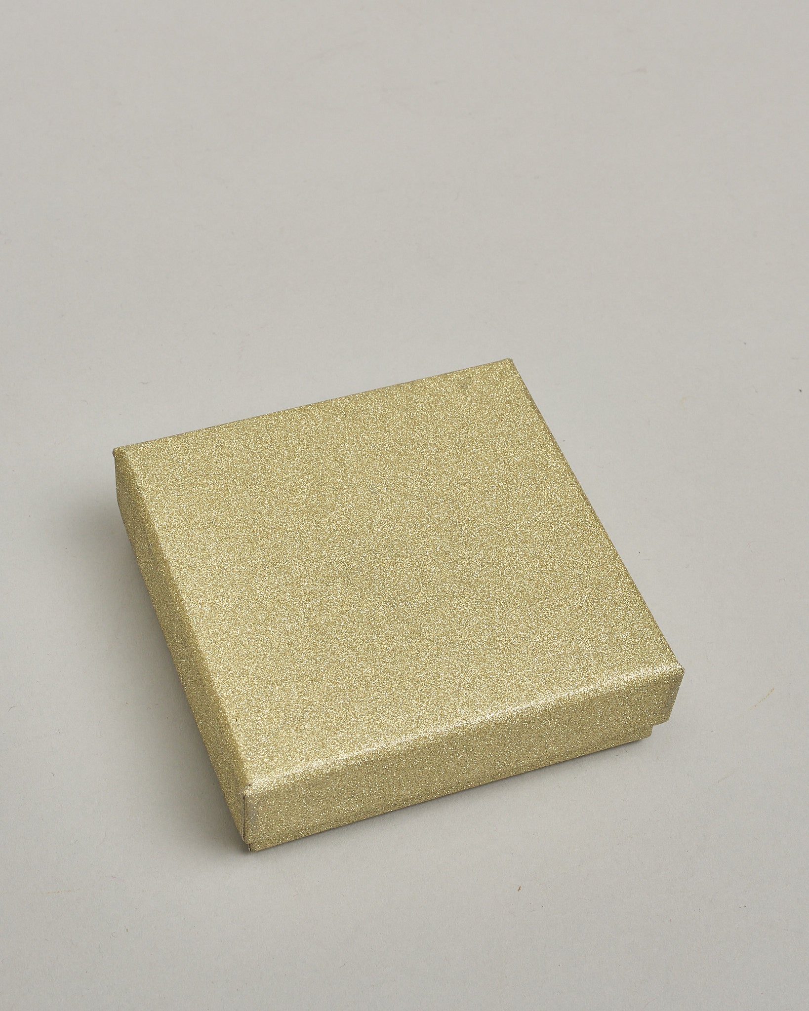 Schlüsselanhänger mit handgemachter Perlenstickerei in Form eines Herzen. Innen ist es rot und hat einen dezenten goldenen Rand. #3