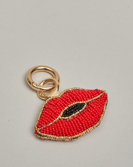 Schlüsselanhänger mit handgemachter Perlenstickerei in Form eines Kussmundes. Innen ist er rot und hat einen dezenten goldenen Rand. #1