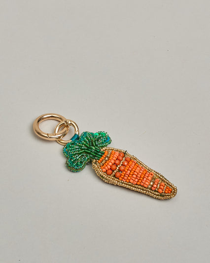 Schlüsselanhänger mit handgemachter Perlenstickerei in Form einer Karotte, aus orangen Perlen und grünen Blättern. #1