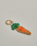 Schlüsselanhänger mit handgemachter Perlenstickerei in Form einer Karotte, aus orangen Perlen und grünen Blättern. #1