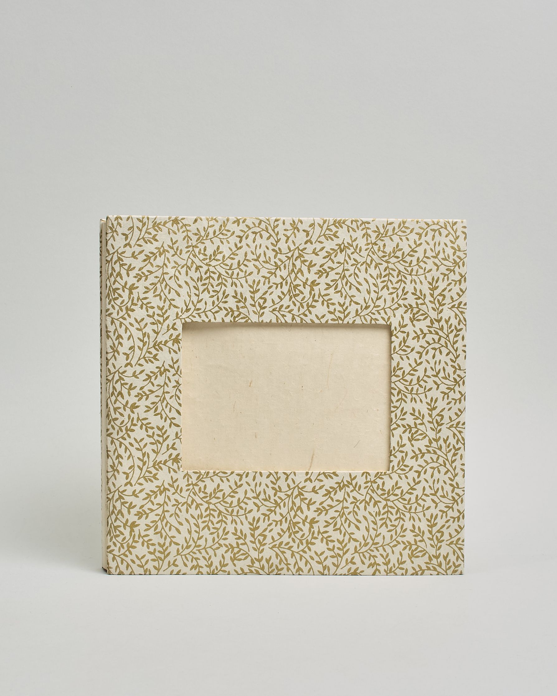 Ein Quadratisches Fotoalbum oder Gästebuch mit Hardcover in naturweißer Grundfarbe und darauf goldene Zweigen mit Blättern daran, die über das ganze Cover verteilt sind. In der Mitte befindet sich ein rechteckeiges Fenster hinter dem man ein Einlageblatt mit kalligrafiertem Text befestigen kann. #2