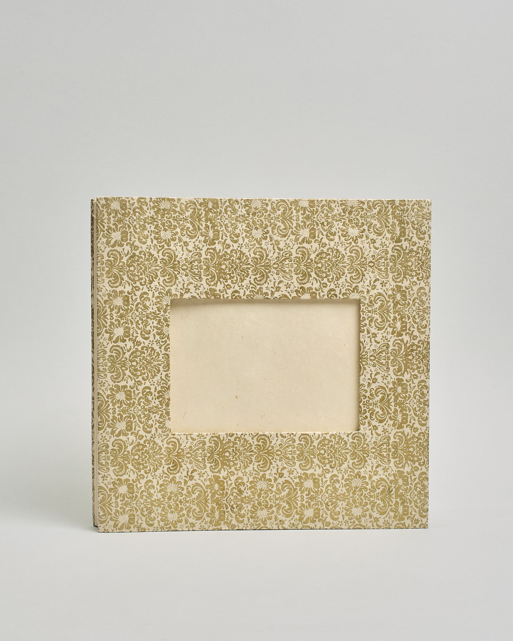 Ein Quadratisches Fotoalbum oder Gästebuch mit Hardcover in naturweißer Grundfarbe und darauf ein prunkvolles goldenes Barockmuster, das sich über das ganze Cover verteilt. In der Mitte befindet sich ein rechteckeiges Fenster hinter dem man ein Einlageblatt mit kalligrafiertem Text befestigen kann. #2