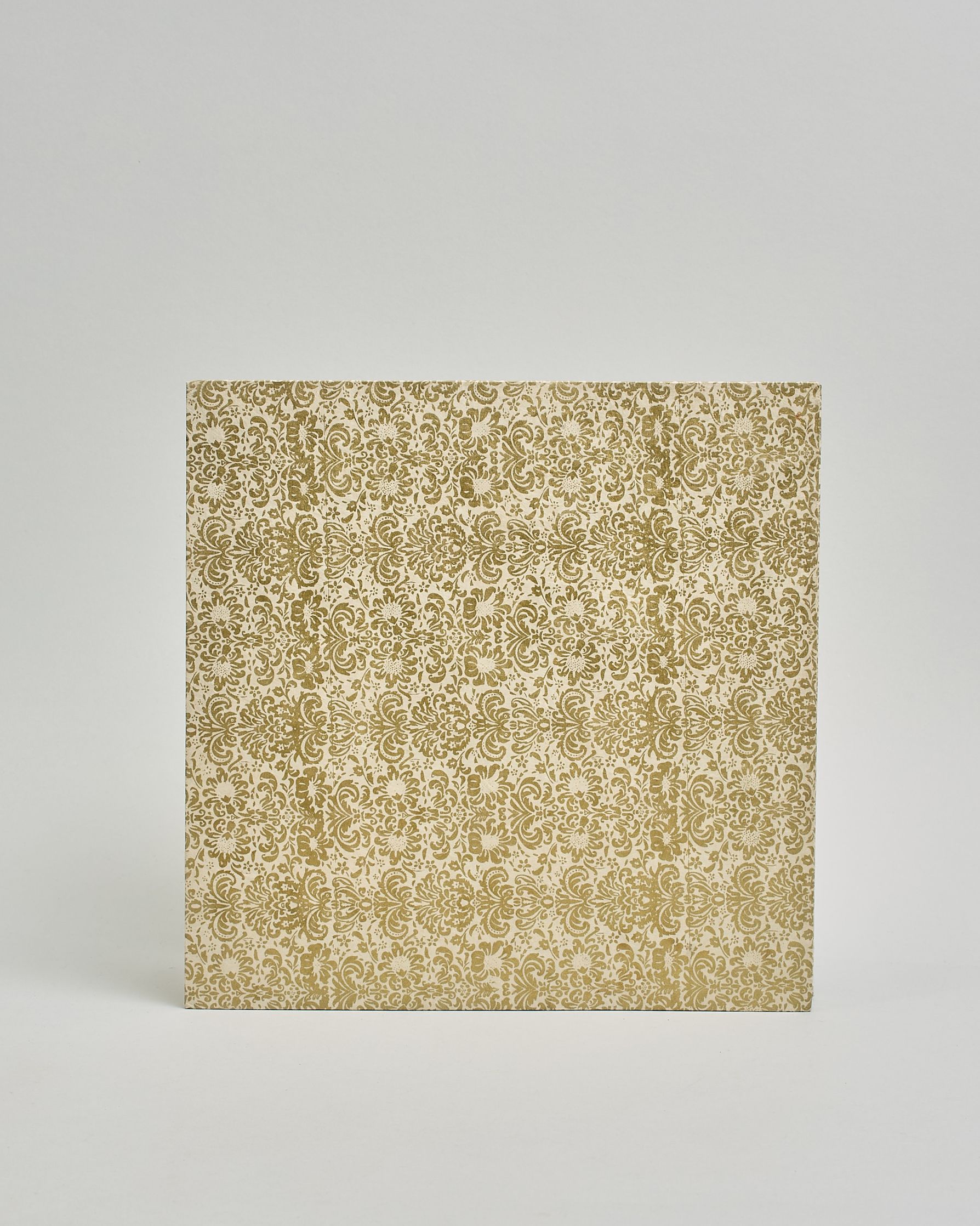 Ein Quadratisches Fotoalbum oder Gästebuch mit Hardcover in naturweißer Grundfarbe und darauf ein prunkvolles goldenes Barockmuster, das sich über das ganze Cover verteilt. In der Mitte befindet sich ein rechteckeiges Fenster hinter dem man ein Einlageblatt mit kalligrafiertem Text befestigen kann. #3