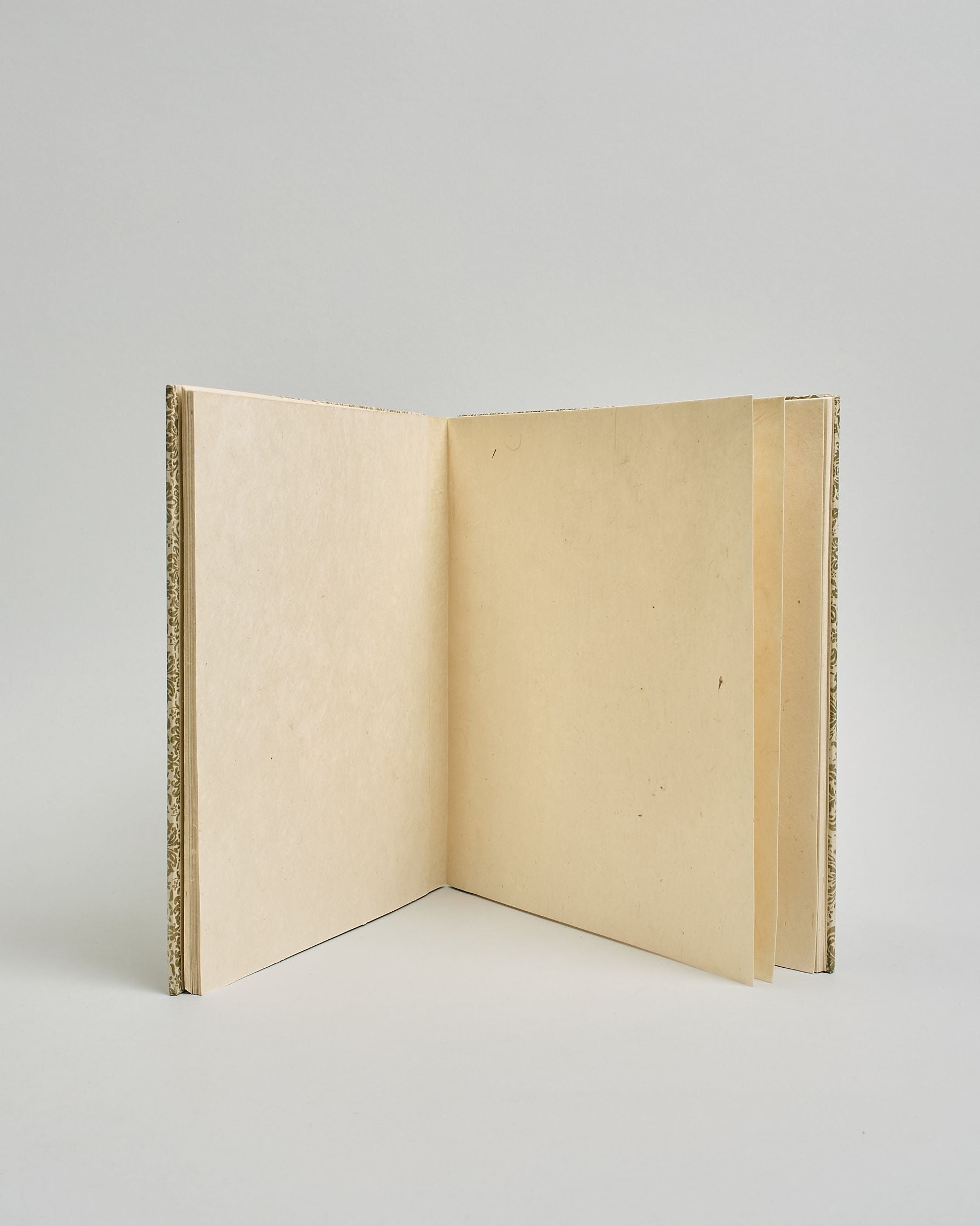 Ein Quadratisches Fotoalbum oder Gästebuch mit Hardcover in naturweißer Grundfarbe und darauf ein prunkvolles goldenes Barockmuster, das sich über das ganze Cover verteilt. In der Mitte befindet sich ein rechteckeiges Fenster hinter dem man ein Einlageblatt mit kalligrafiertem Text befestigen kann. #4