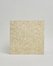 Ein Quadratisches Fotoalbum oder Gästebuch mit Hardcover in naturweißer Grundfarbe und darauf goldene Blätter, die über das ganze Cover verteilt sind. In der Mitte befindet sich ein rechteckeiges Fenster hinter dem man ein Einlageblatt mit kalligrafiertem Text befestigen kann. #3
