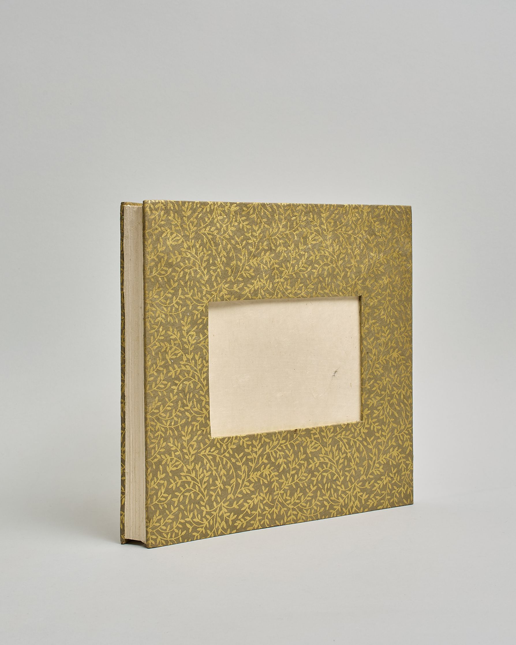 Ein Quadratisches Fotoalbum oder Gästebuch mit Hardcover in grüner Grundfarbe und darauf goldene Zweige mit Blättern, die über das ganze Cover verteilt sind. In der Mitte befindet sich ein rechteckeiges Fenster hinter dem man ein Einlageblatt mit kalligrafiertem Text befestigen kann. #1