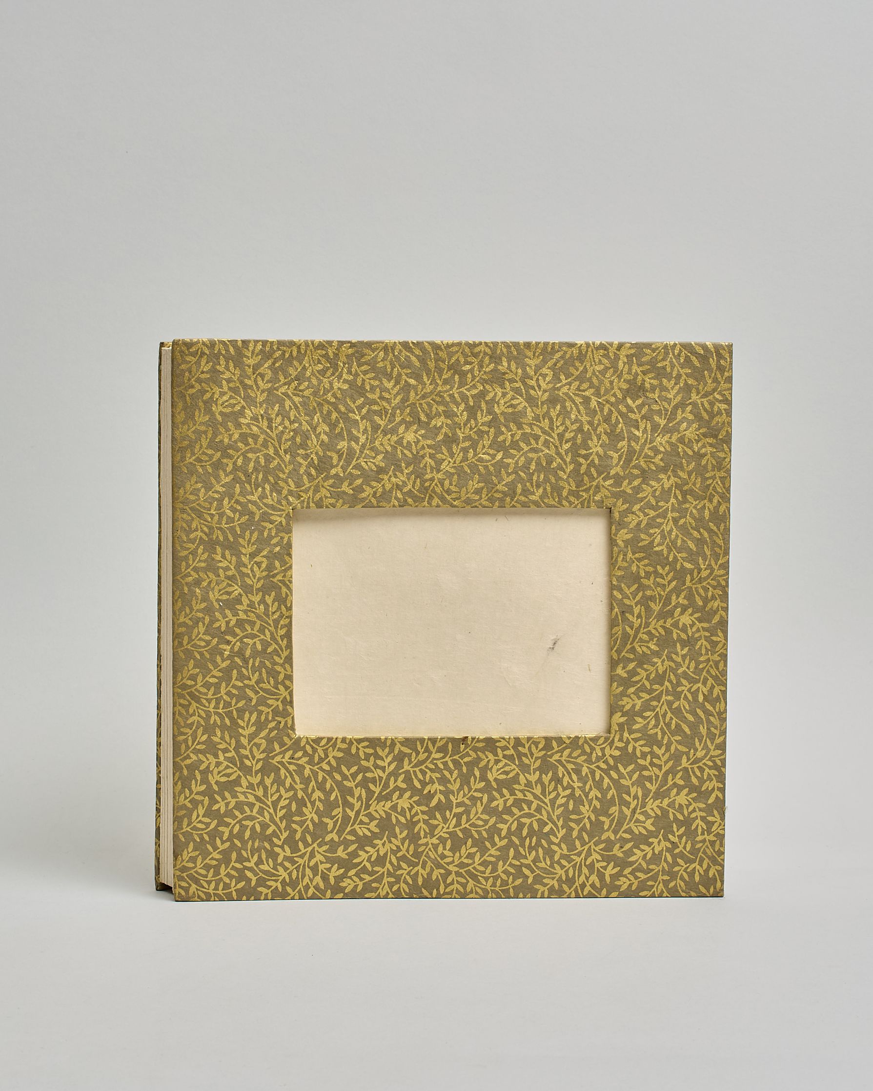 Ein Quadratisches Fotoalbum oder Gästebuch mit Hardcover in grüner Grundfarbe und darauf goldene Zweige mit Blättern, die über das ganze Cover verteilt sind. In der Mitte befindet sich ein rechteckeiges Fenster hinter dem man ein Einlageblatt mit kalligrafiertem Text befestigen kann. #2