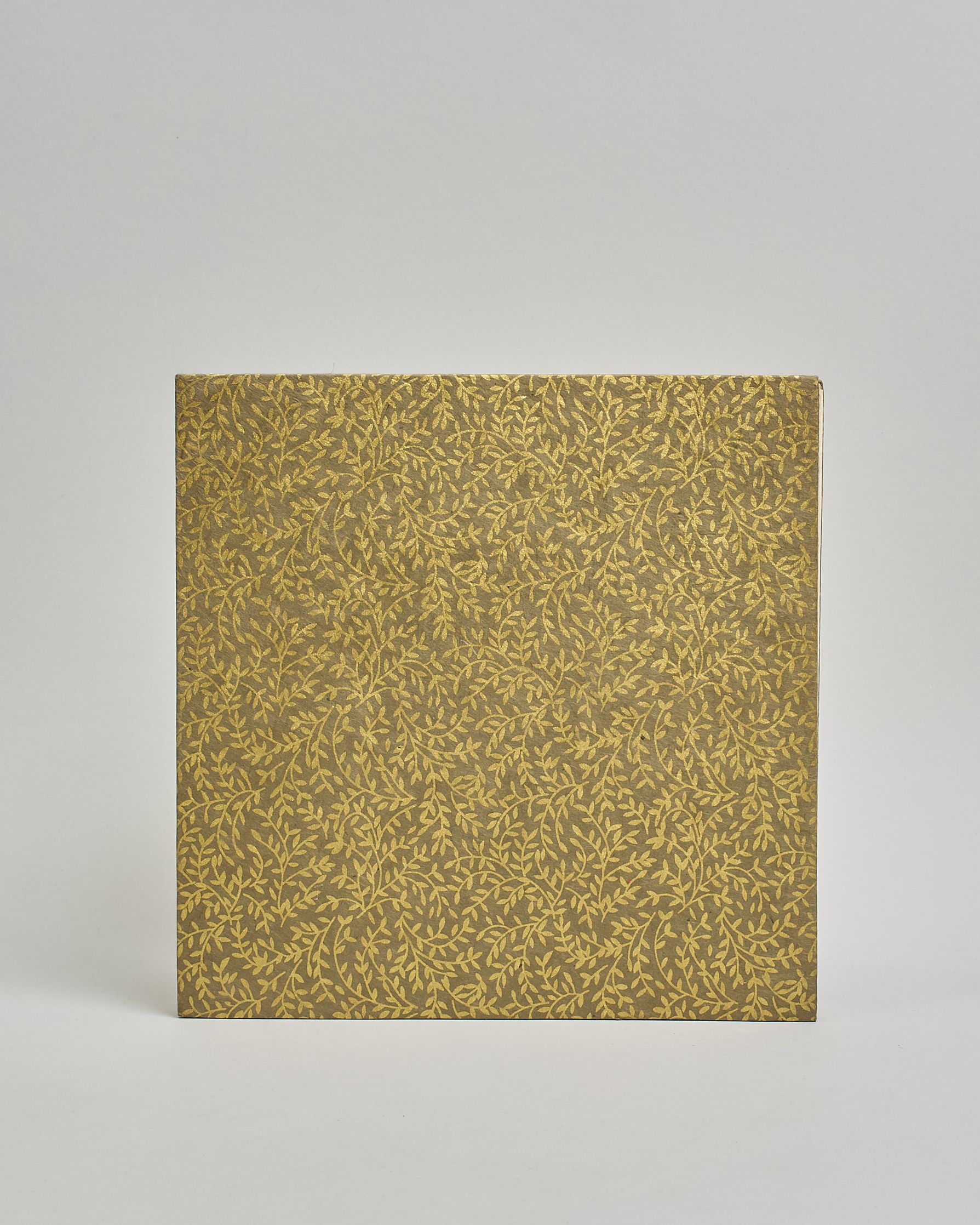 Ein Quadratisches Fotoalbum oder Gästebuch mit Hardcover in grüner Grundfarbe und darauf goldene Zweige mit Blättern, die über das ganze Cover verteilt sind. In der Mitte befindet sich ein rechteckeiges Fenster hinter dem man ein Einlageblatt mit kalligrafiertem Text befestigen kann. #3