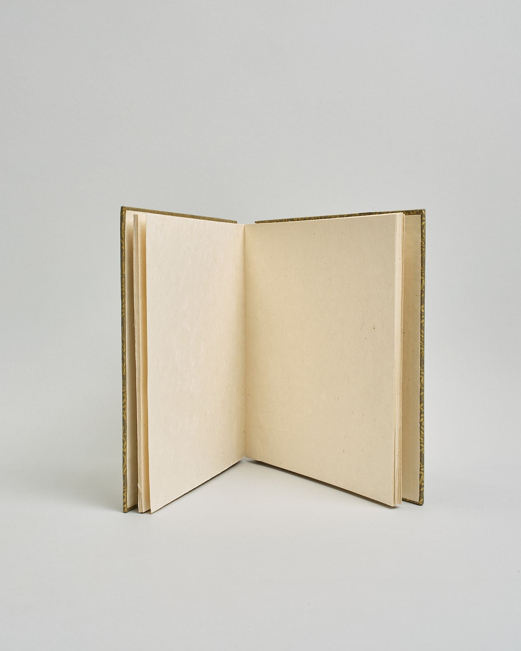 Ein Quadratisches Fotoalbum oder Gästebuch mit Hardcover in grüner Grundfarbe und darauf goldene Zweige mit Blättern, die über das ganze Cover verteilt sind. In der Mitte befindet sich ein rechteckeiges Fenster hinter dem man ein Einlageblatt mit kalligrafiertem Text befestigen kann. #4