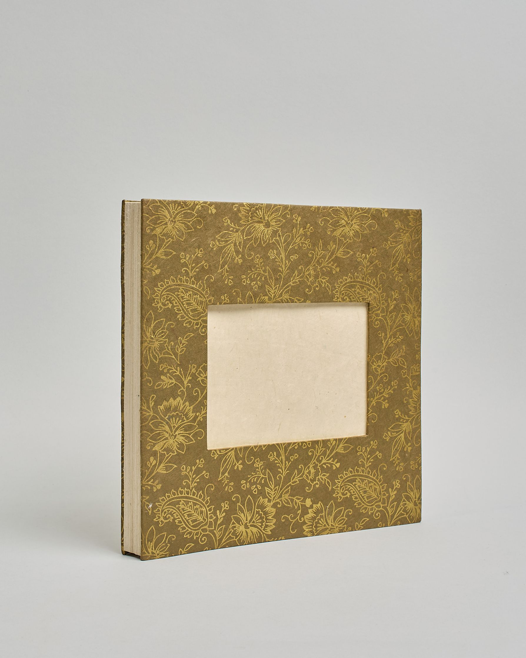 Ein Quadratisches Fotoalbum oder Gästebuch mit Hardcover in grüner Grundfarbe und darauf goldene Blüten und Blumen, die über das ganze Cover verteilt sind. In der Mitte befindet sich ein rechteckeiges Fenster hinter dem man ein Einlageblatt mit kalligrafiertem Text befestigen kann. #1