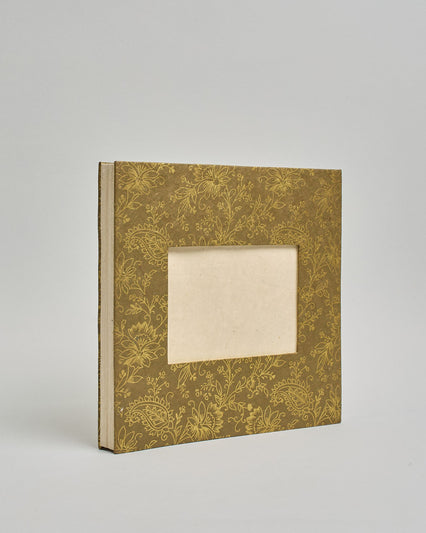 Ein Quadratisches Fotoalbum oder Gästebuch mit Hardcover in grüner Grundfarbe und darauf goldene Blüten und Blumen, die über das ganze Cover verteilt sind. In der Mitte befindet sich ein rechteckeiges Fenster hinter dem man ein Einlageblatt mit kalligrafiertem Text befestigen kann. #1