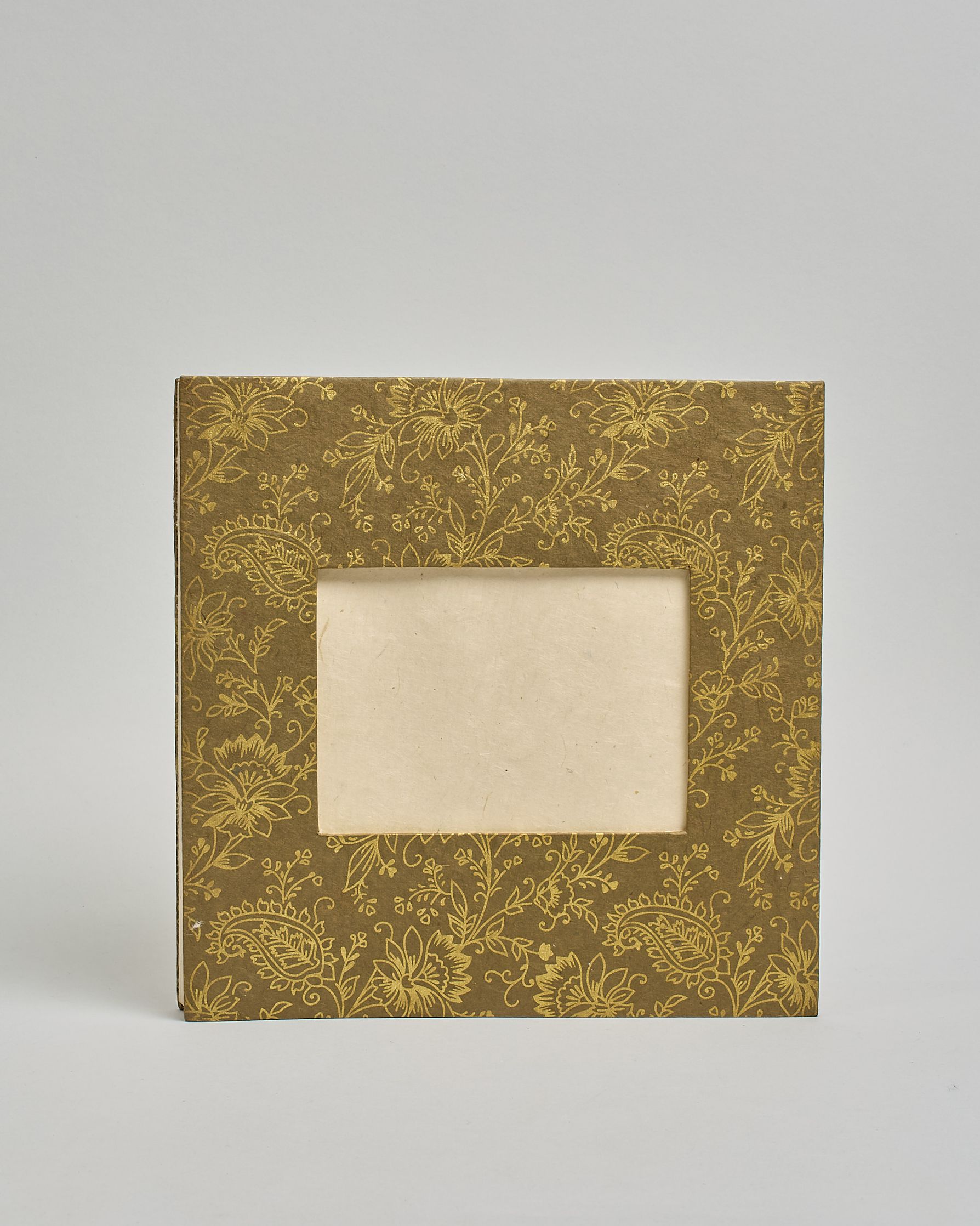 Ein Quadratisches Fotoalbum oder Gästebuch mit Hardcover in grüner Grundfarbe und darauf goldene Blüten und Blumen, die über das ganze Cover verteilt sind. In der Mitte befindet sich ein rechteckeiges Fenster hinter dem man ein Einlageblatt mit kalligrafiertem Text befestigen kann. #2