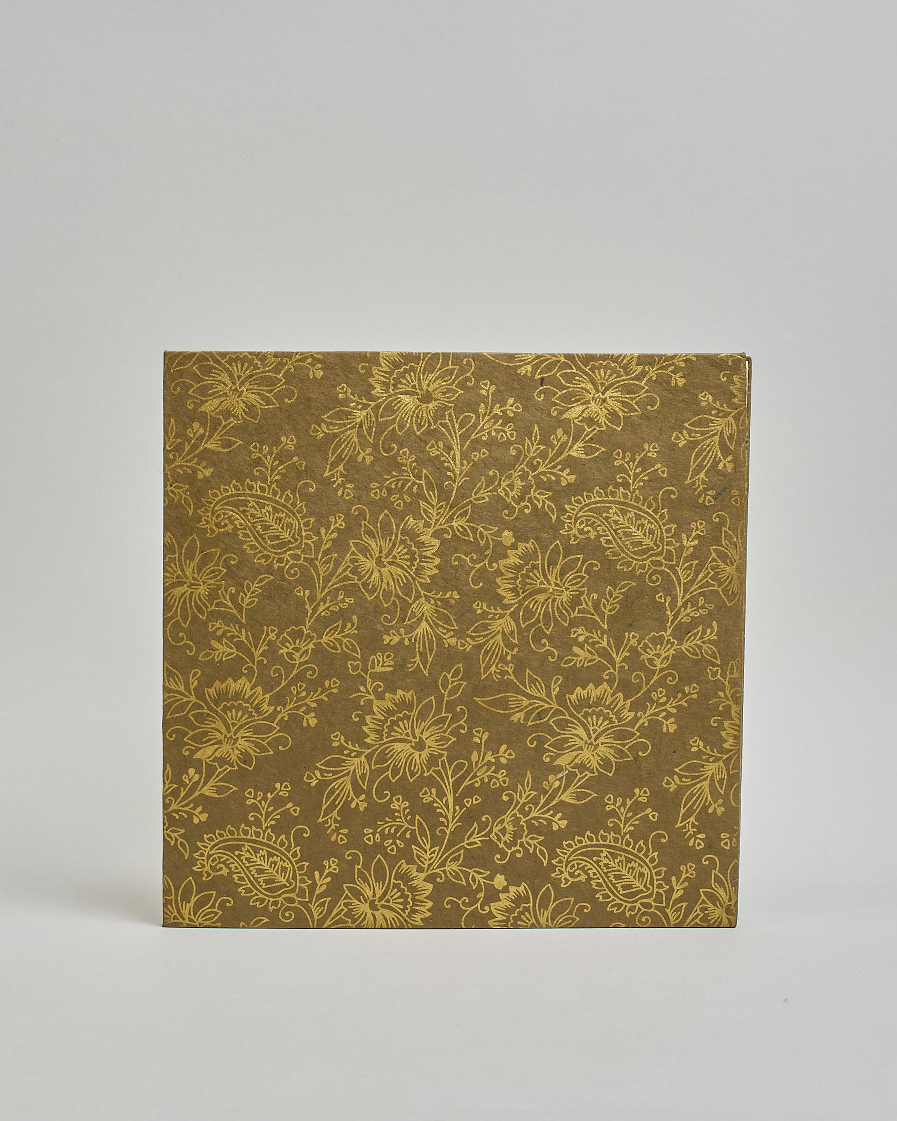 Ein Quadratisches Fotoalbum oder Gästebuch mit Hardcover in grüner Grundfarbe und darauf goldene Blüten und Blumen, die über das ganze Cover verteilt sind. In der Mitte befindet sich ein rechteckeiges Fenster hinter dem man ein Einlageblatt mit kalligrafiertem Text befestigen kann. #3