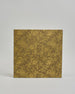Ein Quadratisches Fotoalbum oder Gästebuch mit Hardcover in grüner Grundfarbe und darauf goldene Blüten und Blumen, die über das ganze Cover verteilt sind. In der Mitte befindet sich ein rechteckeiges Fenster hinter dem man ein Einlageblatt mit kalligrafiertem Text befestigen kann. #3