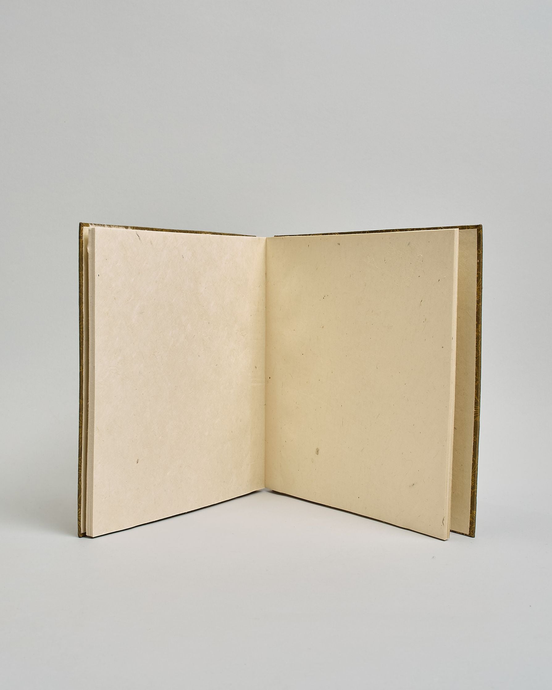 Ein Quadratisches Fotoalbum oder Gästebuch mit Hardcover in grüner Grundfarbe und darauf goldene Blüten und Blumen, die über das ganze Cover verteilt sind. In der Mitte befindet sich ein rechteckeiges Fenster hinter dem man ein Einlageblatt mit kalligrafiertem Text befestigen kann. #4