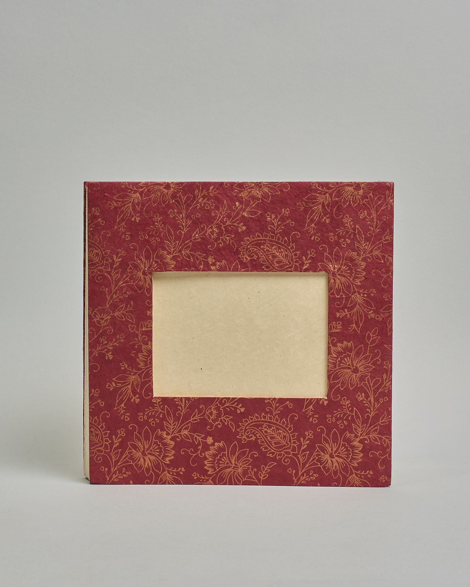 Ein Quadratisches Fotoalbum oder Gästebuch mit Hardcover in bordeauxroter Grundfarbe, darauf befindet sich ein großes Blumenmuster, die über das ganze Cover verteilt sind. In der Mitte befindet sich ein rechteckeiges Fenster hinter dem man ein Einlageblatt mit kalligrafiertem Text befestigen kann. #2