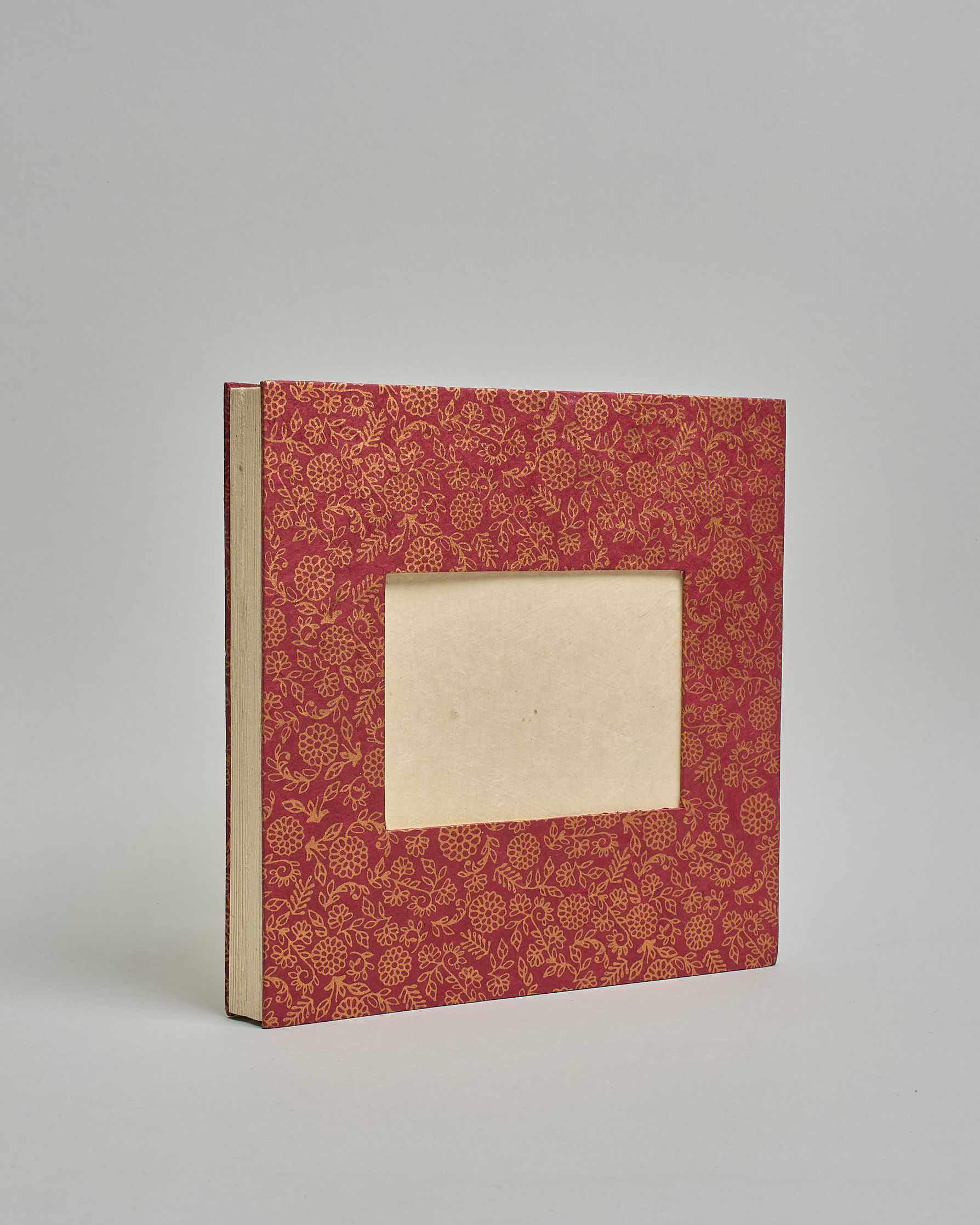 Ein Quadratisches Fotoalbum oder Gästebuch mit Hardcover in bordeauxroter Grundfarbe, darauf befindet sich ein kleinesBlumenmuster, die über das ganze Cover verteilt sind. In der Mitte befindet sich ein rechteckeiges Fenster hinter dem man ein Einlageblatt mit kalligrafiertem Text befestigen kann. #1