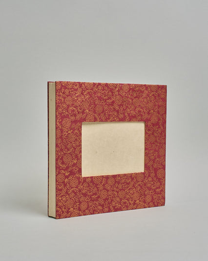 Ein Quadratisches Fotoalbum oder Gästebuch mit Hardcover in bordeauxroter Grundfarbe, darauf befindet sich ein kleinesBlumenmuster, die über das ganze Cover verteilt sind. In der Mitte befindet sich ein rechteckeiges Fenster hinter dem man ein Einlageblatt mit kalligrafiertem Text befestigen kann. #1
