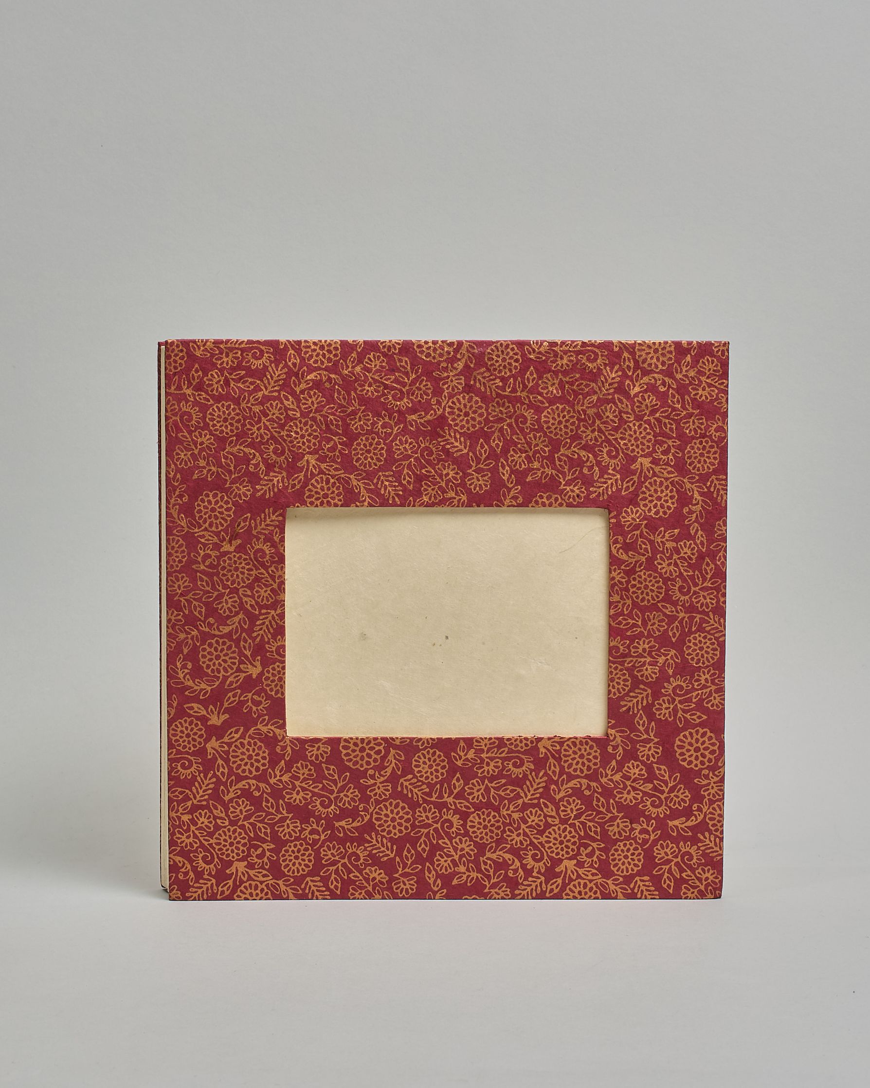 Ein Quadratisches Fotoalbum oder Gästebuch mit Hardcover in bordeauxroter Grundfarbe, darauf befindet sich ein kleinesBlumenmuster, die über das ganze Cover verteilt sind. In der Mitte befindet sich ein rechteckeiges Fenster hinter dem man ein Einlageblatt mit kalligrafiertem Text befestigen kann. #2