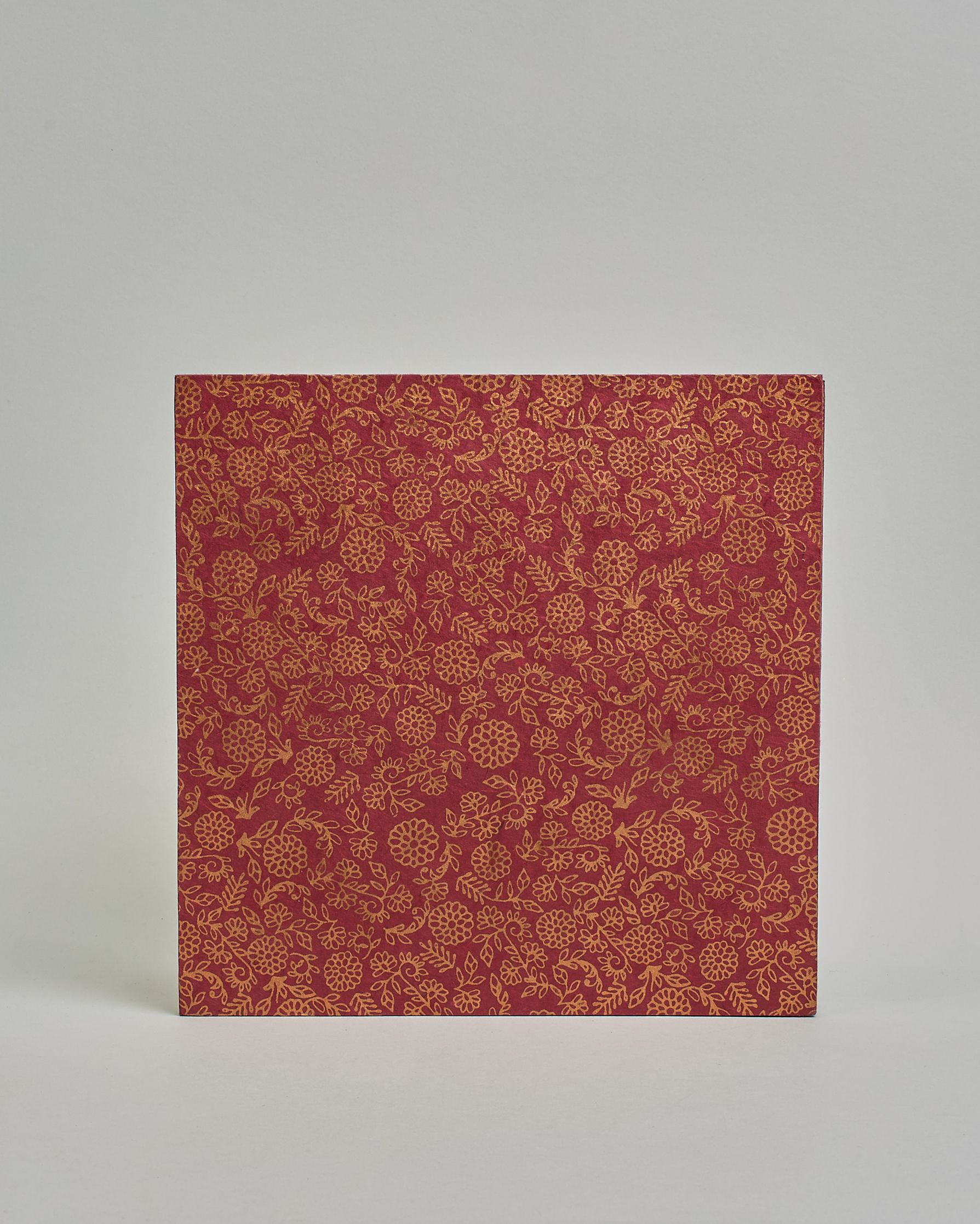 Ein Quadratisches Fotoalbum oder Gästebuch mit Hardcover in bordeauxroter Grundfarbe, darauf befindet sich ein kleinesBlumenmuster, die über das ganze Cover verteilt sind. In der Mitte befindet sich ein rechteckeiges Fenster hinter dem man ein Einlageblatt mit kalligrafiertem Text befestigen kann. #3