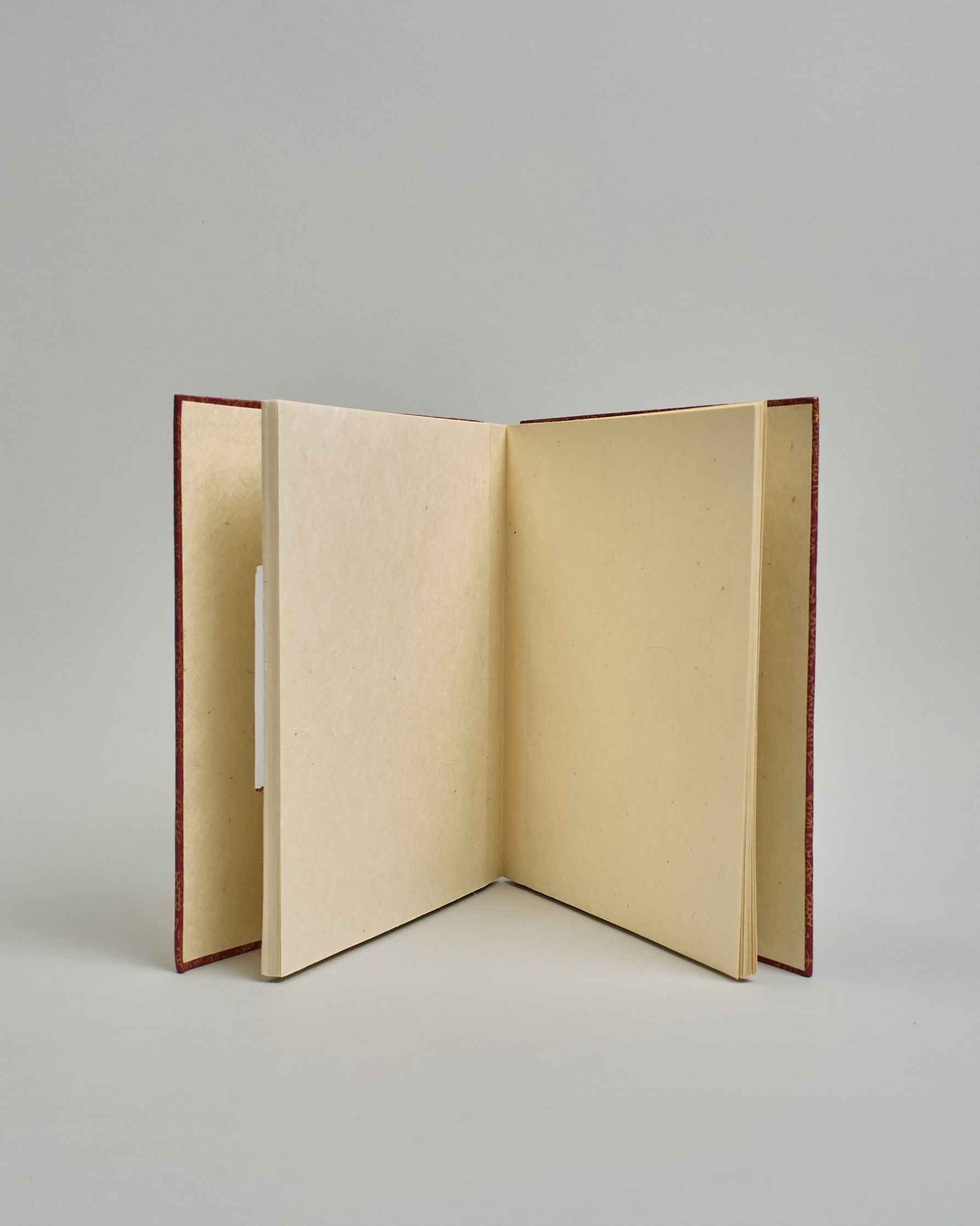 Ein Quadratisches Fotoalbum oder Gästebuch mit Hardcover in bordeauxroter Grundfarbe, darauf befindet sich ein kleinesBlumenmuster, die über das ganze Cover verteilt sind. In der Mitte befindet sich ein rechteckeiges Fenster hinter dem man ein Einlageblatt mit kalligrafiertem Text befestigen kann. #4