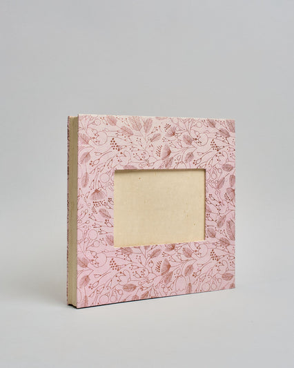 Ein Quadratisches Fotoalbum oder Gästebuch mit Hardcover in rosaner Grundfarbe und darauf roséfarbene Blüten, die über das ganze Cover verteilt sind. In der Mitte befindet sich ein rechteckeiges Fenster hinter dem man ein Einlageblatt mit kalligrafiertem Text befestigen kann. #1