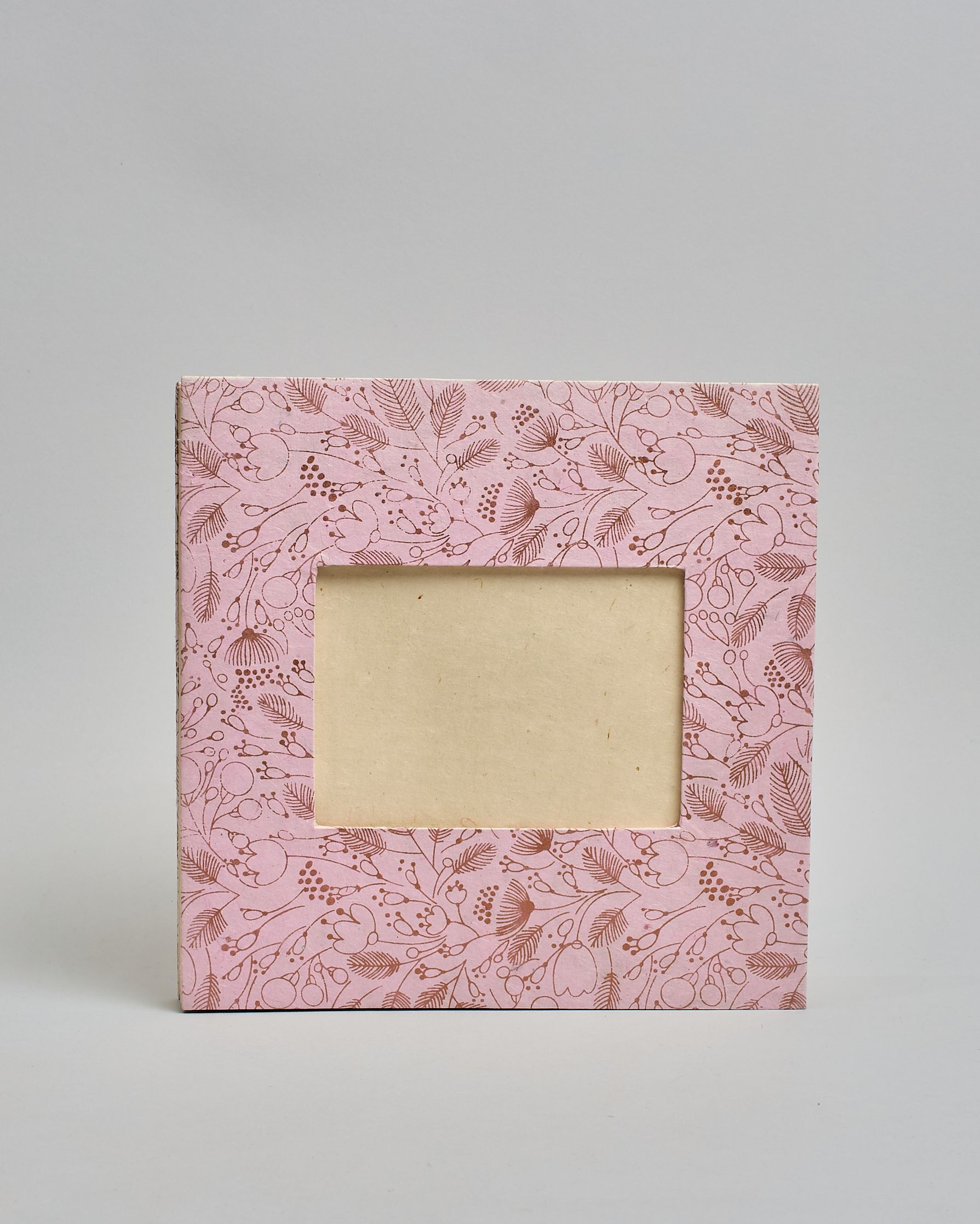 Ein Quadratisches Fotoalbum oder Gästebuch mit Hardcover in rosaner Grundfarbe und darauf roséfarbene Blüten, die über das ganze Cover verteilt sind. In der Mitte befindet sich ein rechteckeiges Fenster hinter dem man ein Einlageblatt mit kalligrafiertem Text befestigen kann. #2