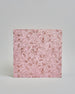 Ein Quadratisches Fotoalbum oder Gästebuch mit Hardcover in rosaner Grundfarbe und darauf roséfarbene Blüten, die über das ganze Cover verteilt sind. In der Mitte befindet sich ein rechteckeiges Fenster hinter dem man ein Einlageblatt mit kalligrafiertem Text befestigen kann. #3
