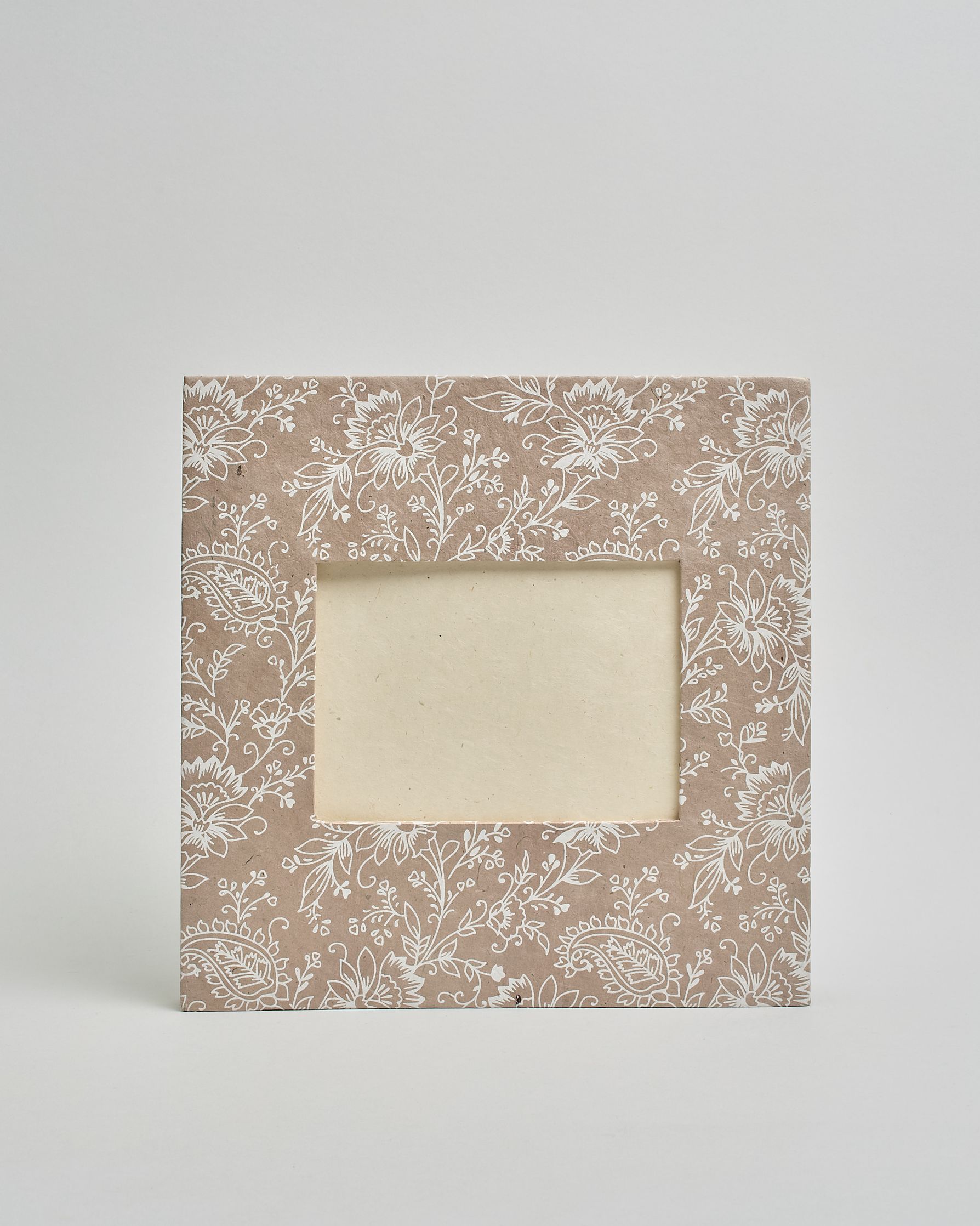 Ein Quadratisches Fotoalbum oder Gästebuch mit Hardcover in beiger Grundfarbe und darauf weiße Blumen, die über das ganze Cover verteilt sind. In der Mitte befindet sich ein rechteckeiges Fenster hinter dem man ein Einlageblatt mit kalligrafiertem Text befestigen kann. #1