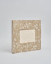 Ein Quadratisches Fotoalbum oder Gästebuch mit Hardcover in beiger Grundfarbe und darauf weiße Äste, die über das ganze Cover verteilt sind. In der Mitte befindet sich ein rechteckeiges Fenster hinter dem man ein Einlageblatt mit kalligrafiertem Text befestigen kann. #1