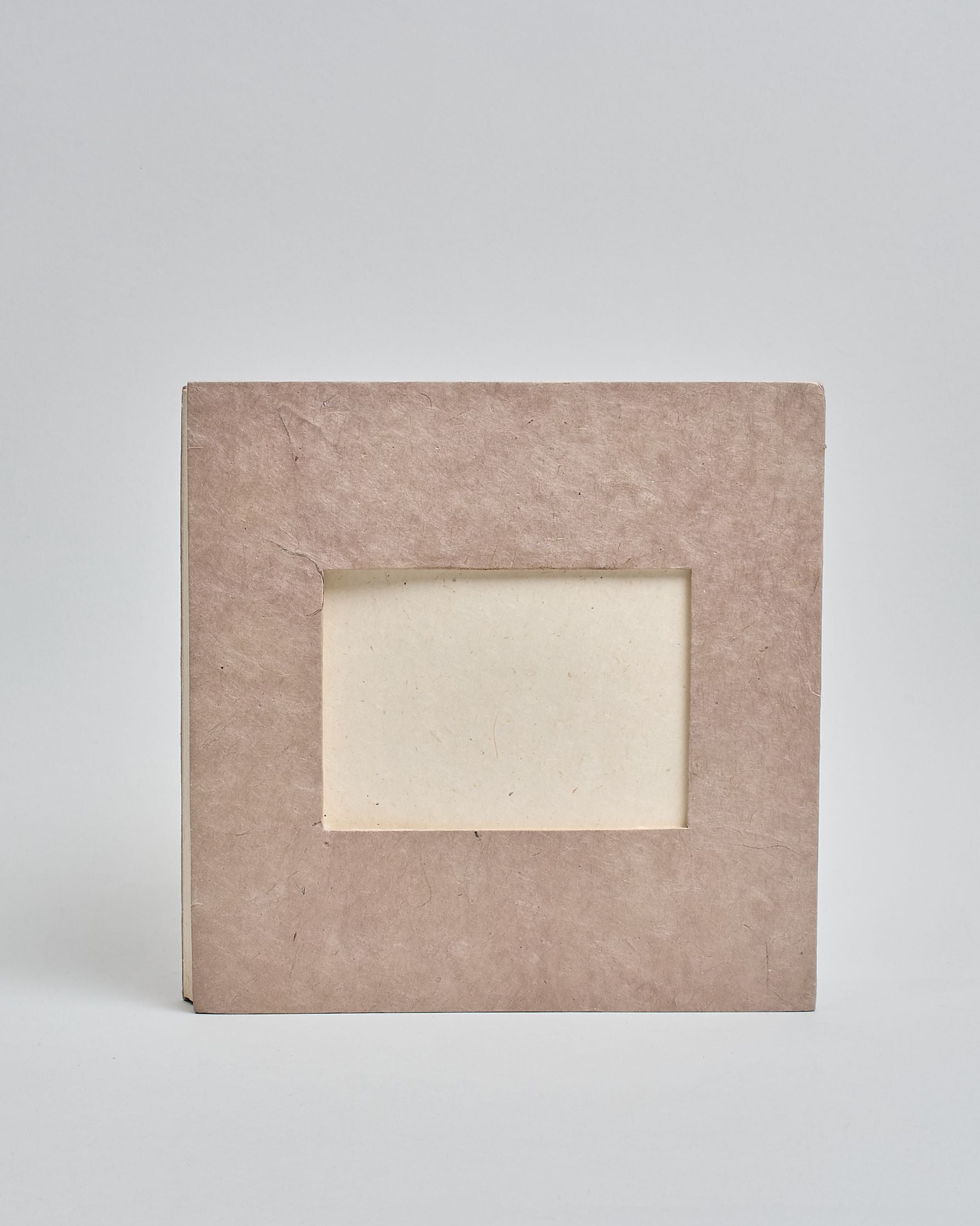 Ein Quadratisches Fotoalbum oder Gästebuch mit Hardcover in naturfarbener, weißer Grundfarbe, in der Mitte befindet sich ein rechteckeiges Fenster hinter dem man ein Einlageblatt mit kalligrafiertem Text befestigen kann. #2