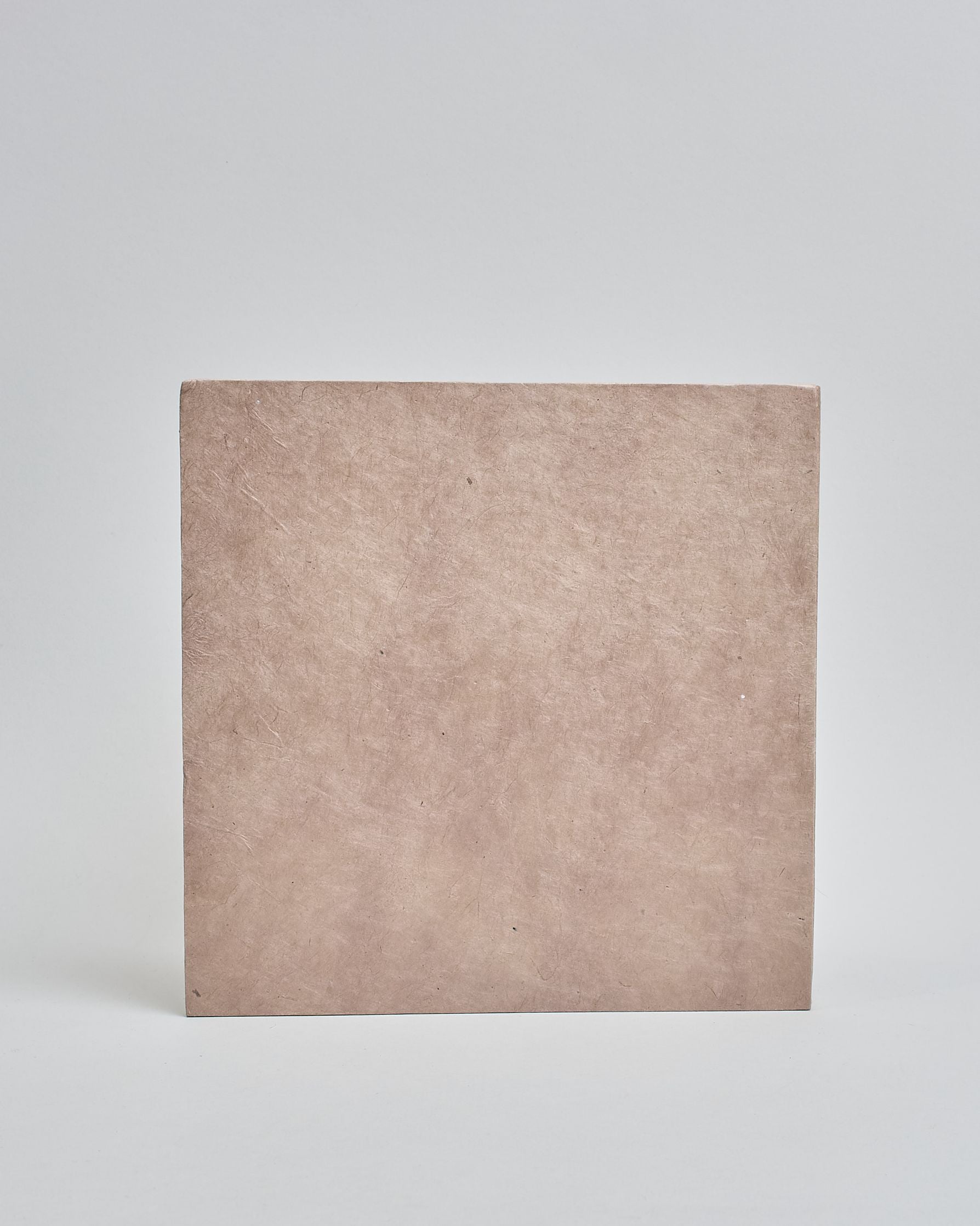 Ein Quadratisches Fotoalbum oder Gästebuch mit Hardcover in naturfarbener, weißer Grundfarbe, in der Mitte befindet sich ein rechteckeiges Fenster hinter dem man ein Einlageblatt mit kalligrafiertem Text befestigen kann. #3