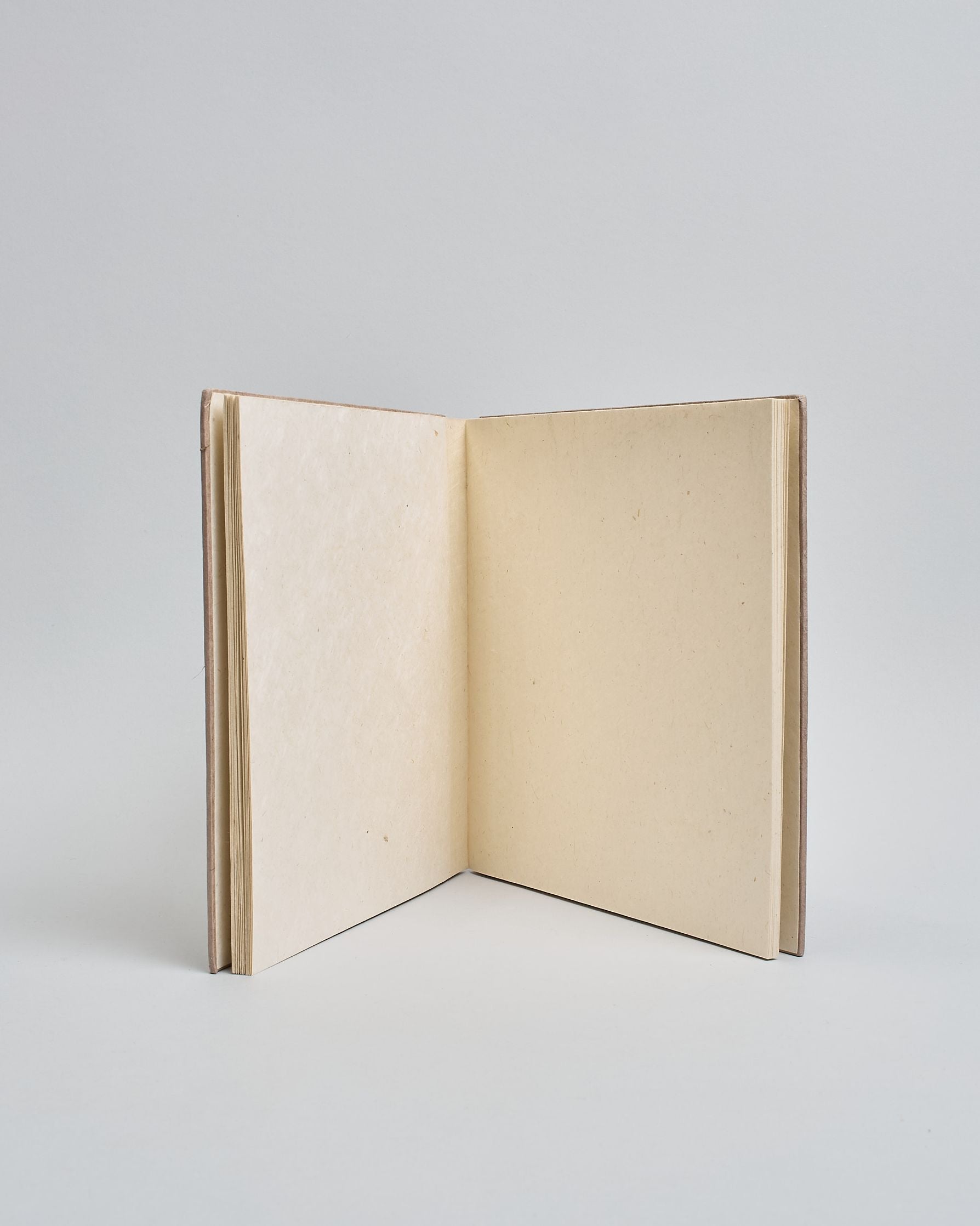 Ein Quadratisches Fotoalbum oder Gästebuch mit Hardcover in naturfarbener, weißer Grundfarbe, in der Mitte befindet sich ein rechteckeiges Fenster hinter dem man ein Einlageblatt mit kalligrafiertem Text befestigen kann. #4