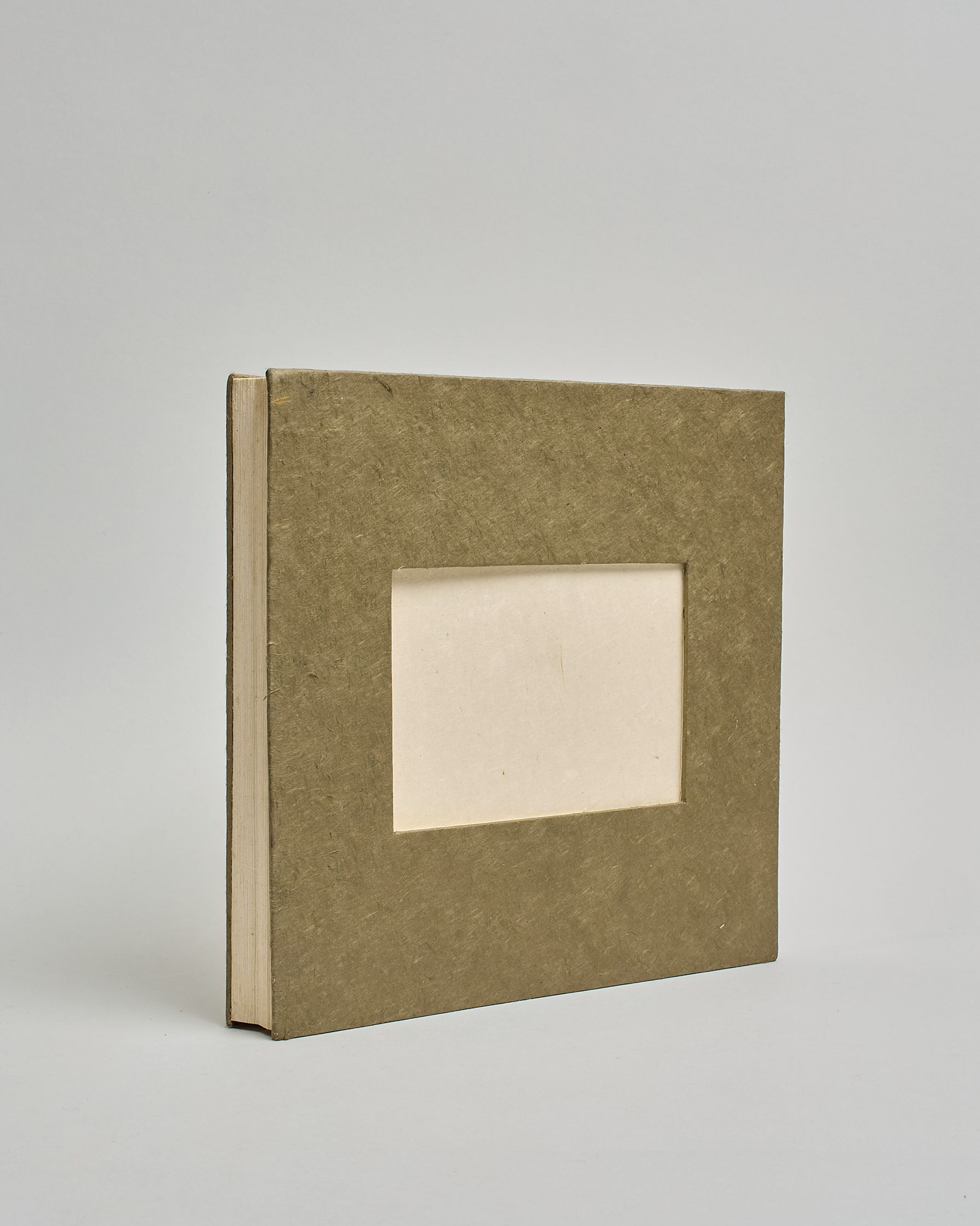 Ein Quadratisches Fotoalbum oder Gästebuch mit Hardcover in dunkelgrüner Grundfarbe, in der Mitte befindet sich ein rechteckeiges Fenster hinter dem man ein Einlageblatt mit kalligrafiertem Text befestigen kann. #1