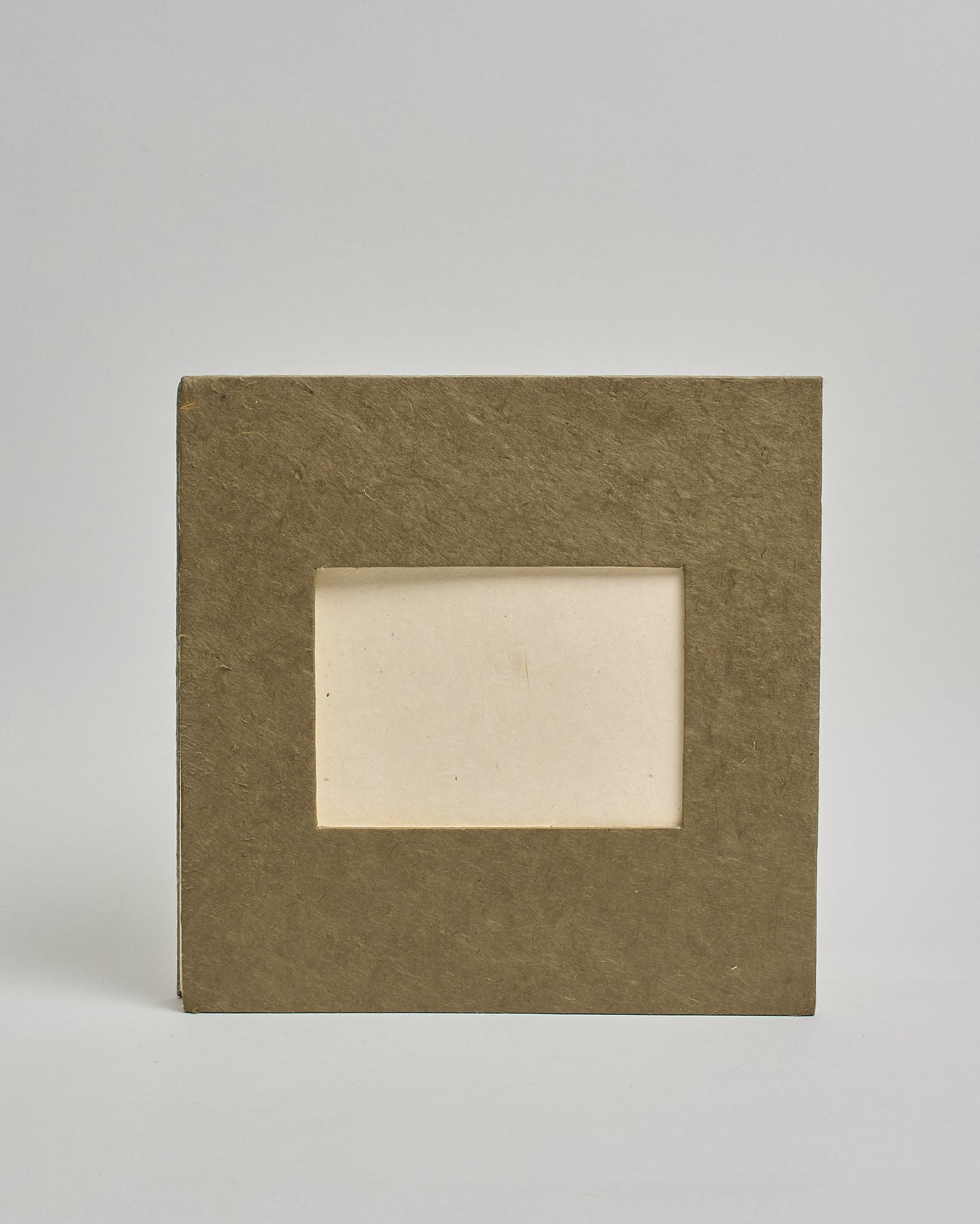 Ein Quadratisches Fotoalbum oder Gästebuch mit Hardcover in dunkelgrüner Grundfarbe, in der Mitte befindet sich ein rechteckeiges Fenster hinter dem man ein Einlageblatt mit kalligrafiertem Text befestigen kann. #2