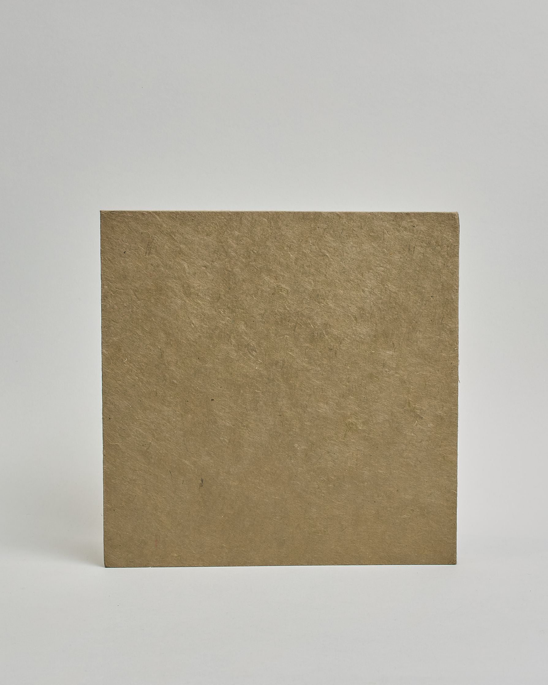 Ein Quadratisches Fotoalbum oder Gästebuch mit Hardcover in dunkelgrüner Grundfarbe, in der Mitte befindet sich ein rechteckeiges Fenster hinter dem man ein Einlageblatt mit kalligrafiertem Text befestigen kann. #3