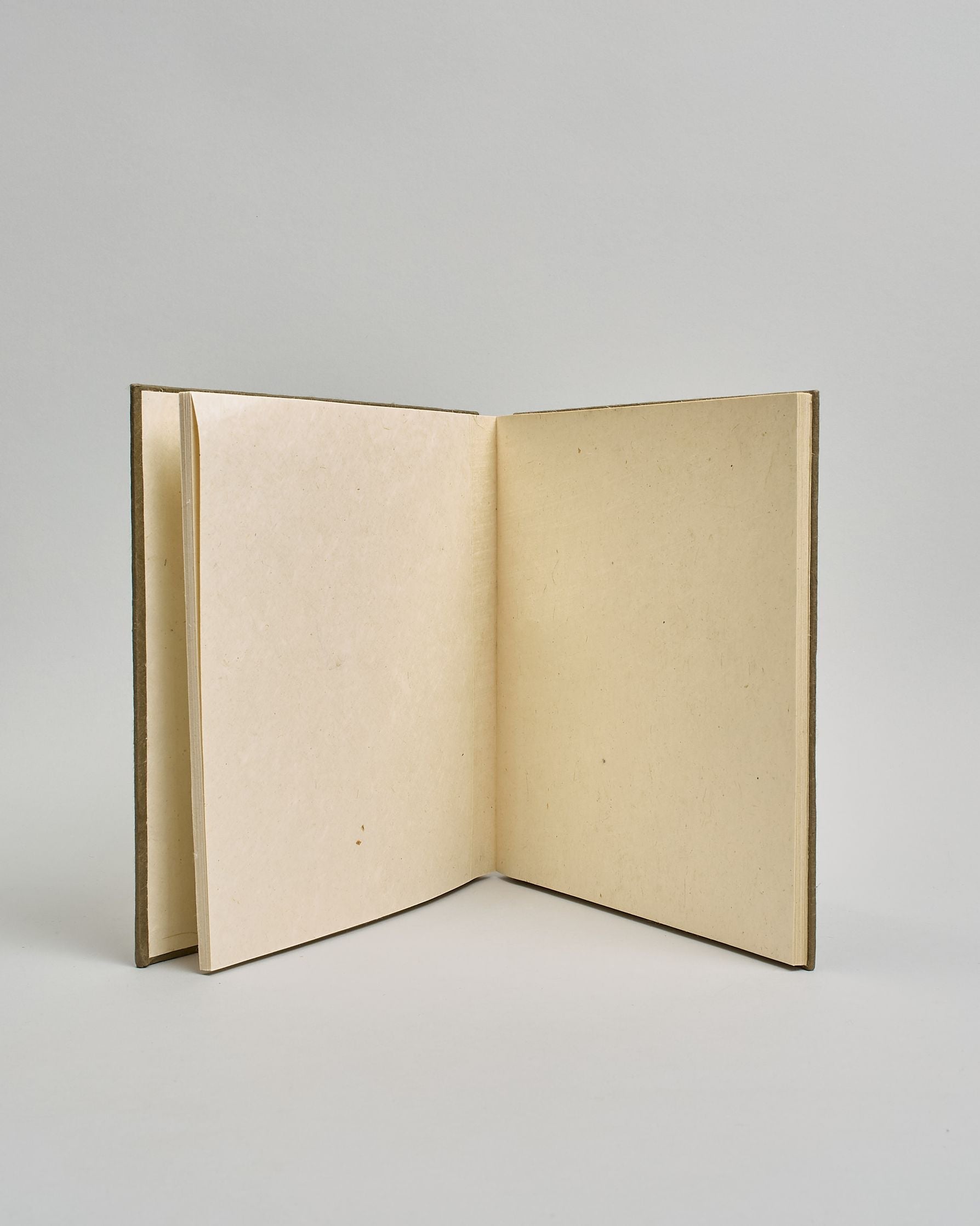 Ein Quadratisches Fotoalbum oder Gästebuch mit Hardcover in dunkelgrüner Grundfarbe, in der Mitte befindet sich ein rechteckeiges Fenster hinter dem man ein Einlageblatt mit kalligrafiertem Text befestigen kann. #4