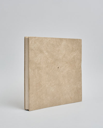 Ein Quadratisches Fotoalbum oder Gästebuch mit Hardcover in beiger Grundfarbe #1