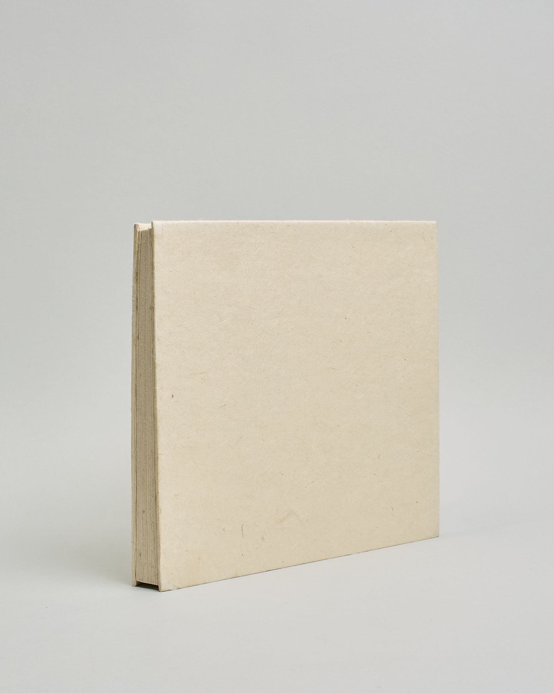 Ein Quadratisches Fotoalbum oder Gästebuch mit Hardcover in weißer, naturfarbener Grundfarbe #1